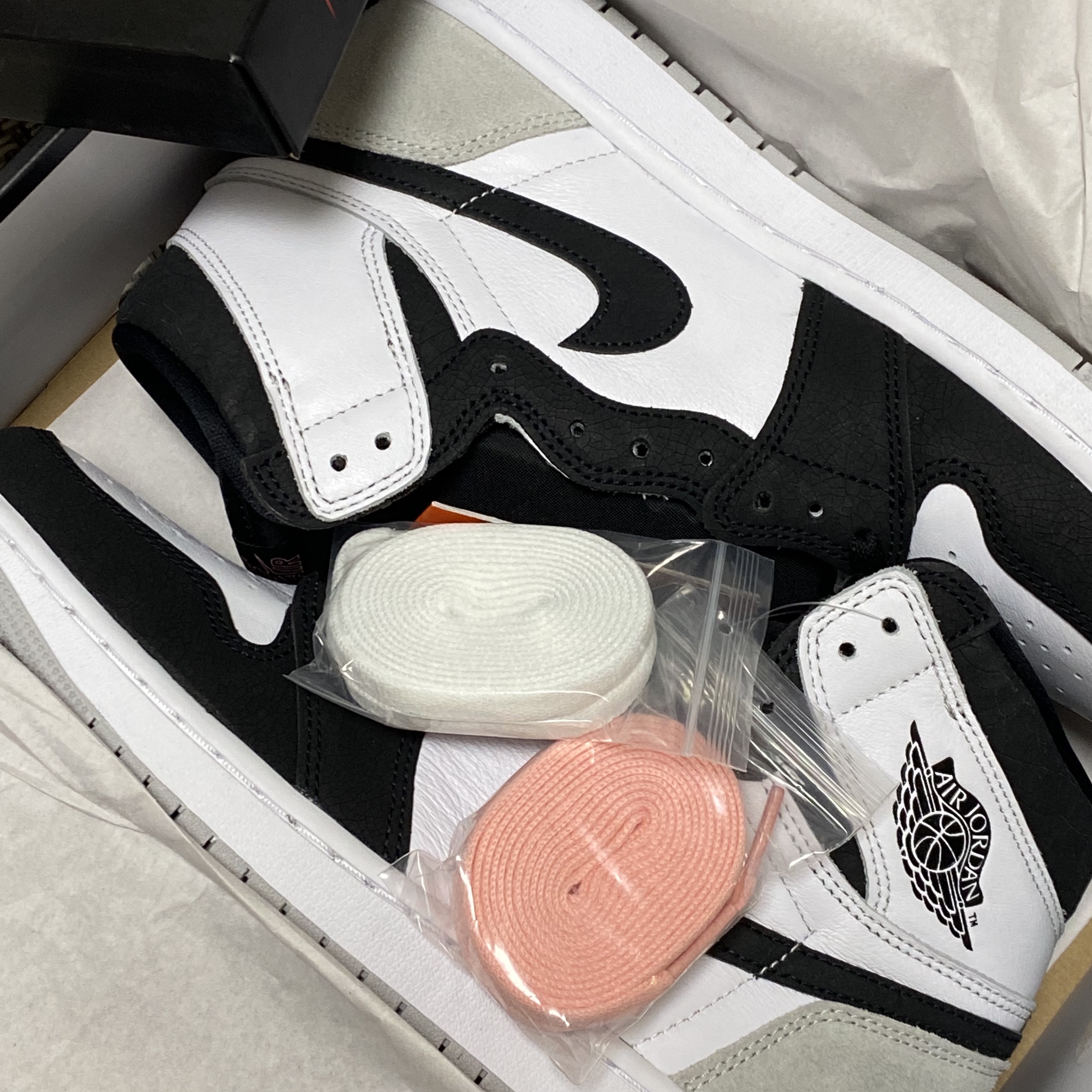 Jordan 1 Retro High OG Bleached Coral 착용 스타일