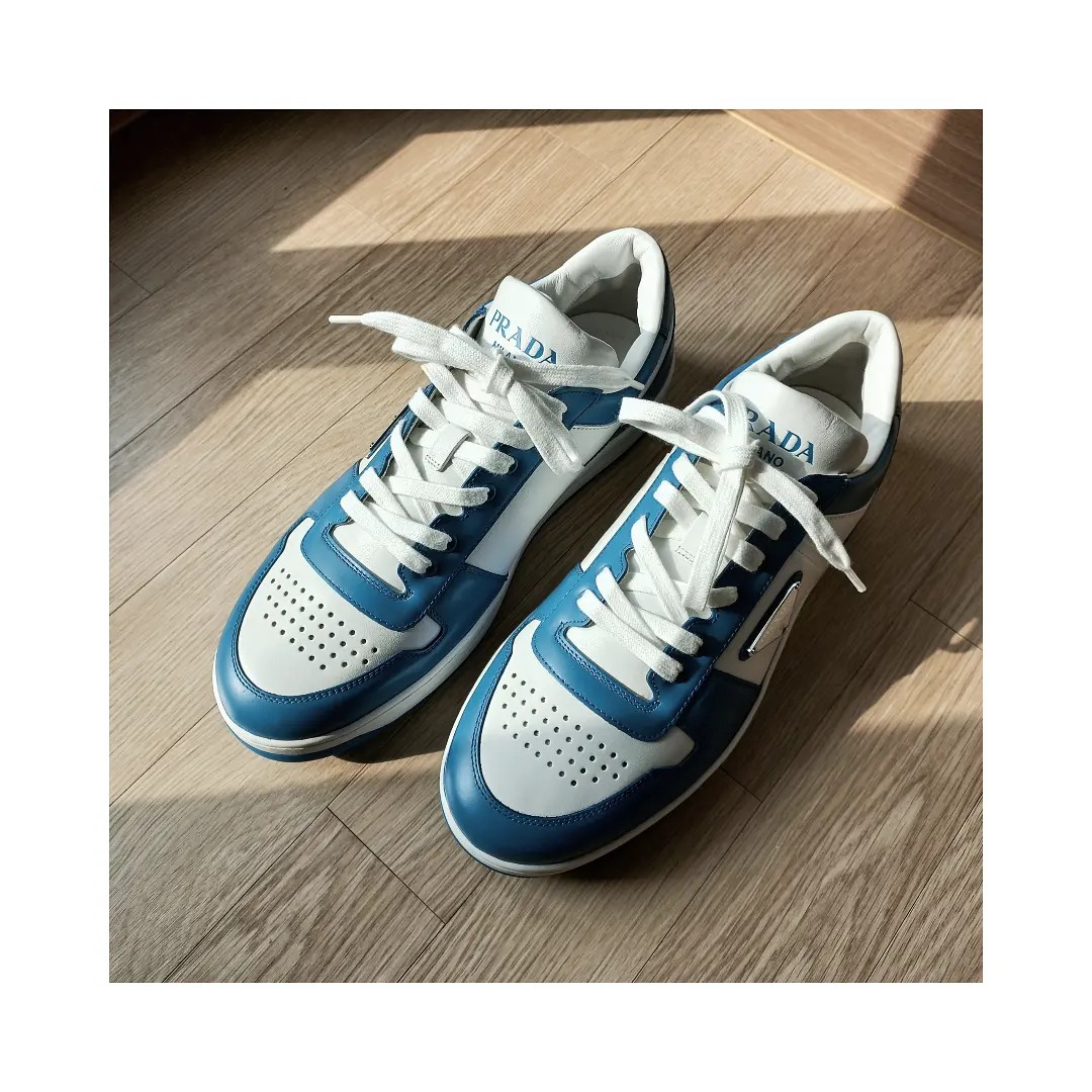 Prada Downtown Leather Sneakers White Cobalt Blue 착용 스타일 - 2