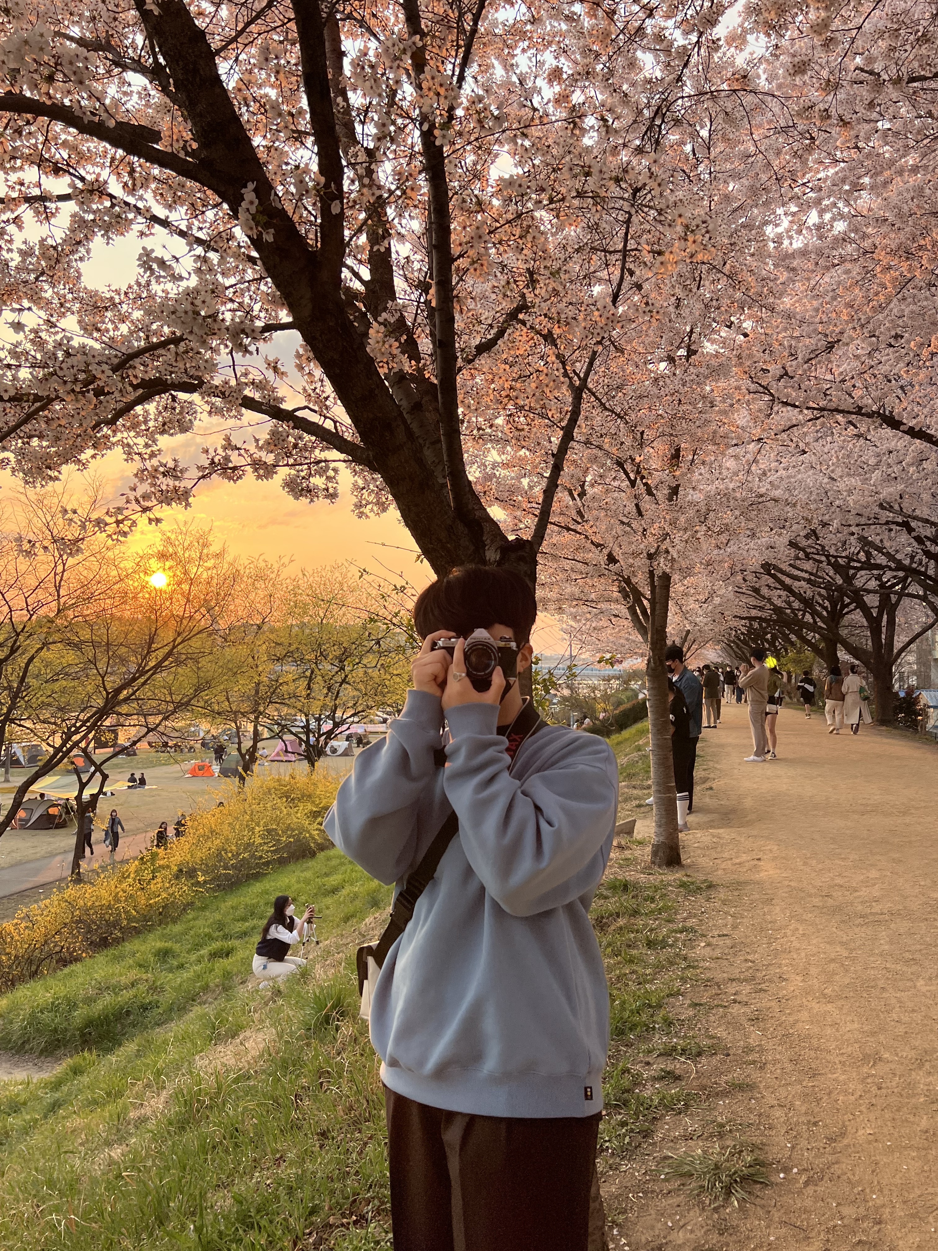 IAB Studio Crewneck Sky Blue 착용 스타일