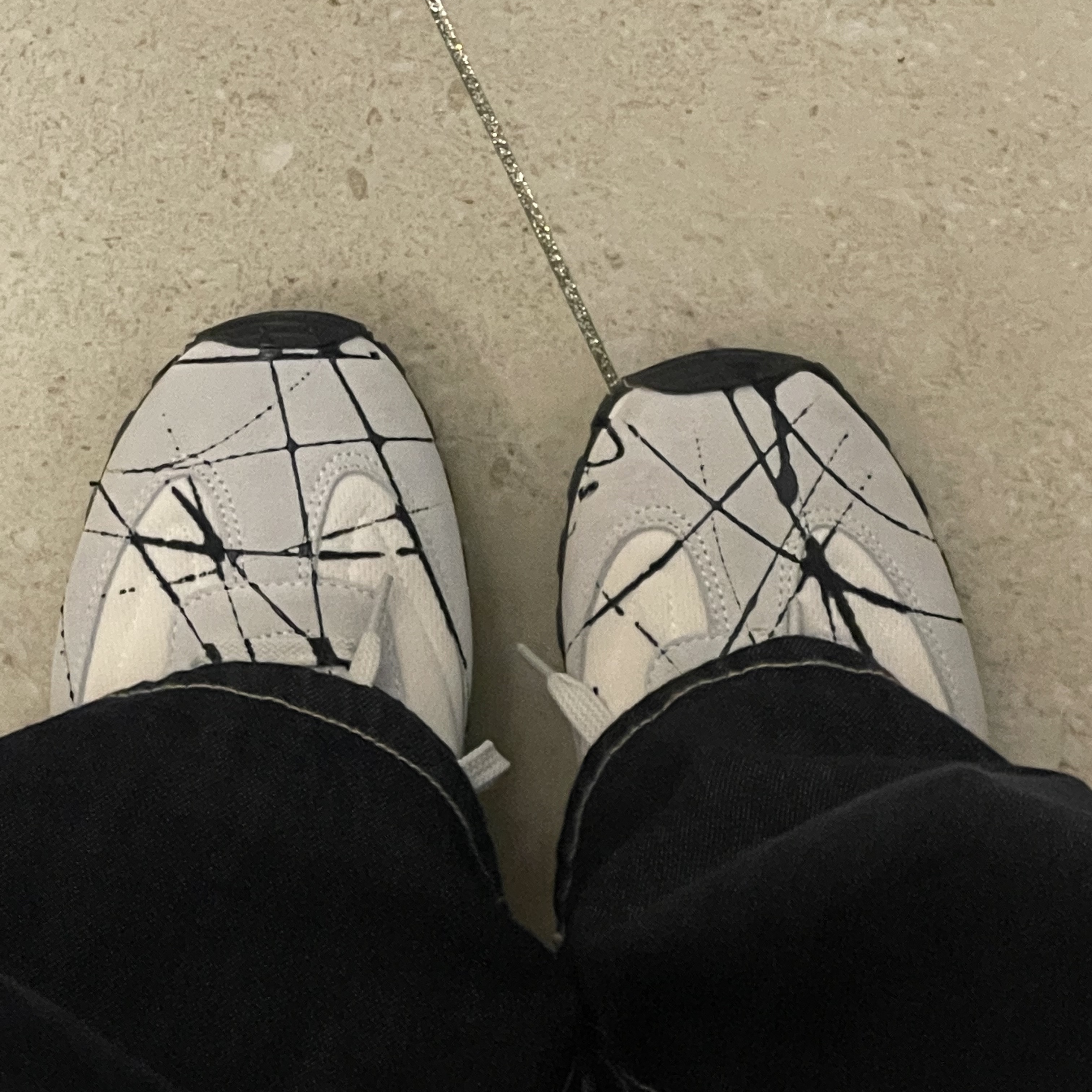 (W) Maison Margiela Replica Paint Runners Light Grey 착용 스타일