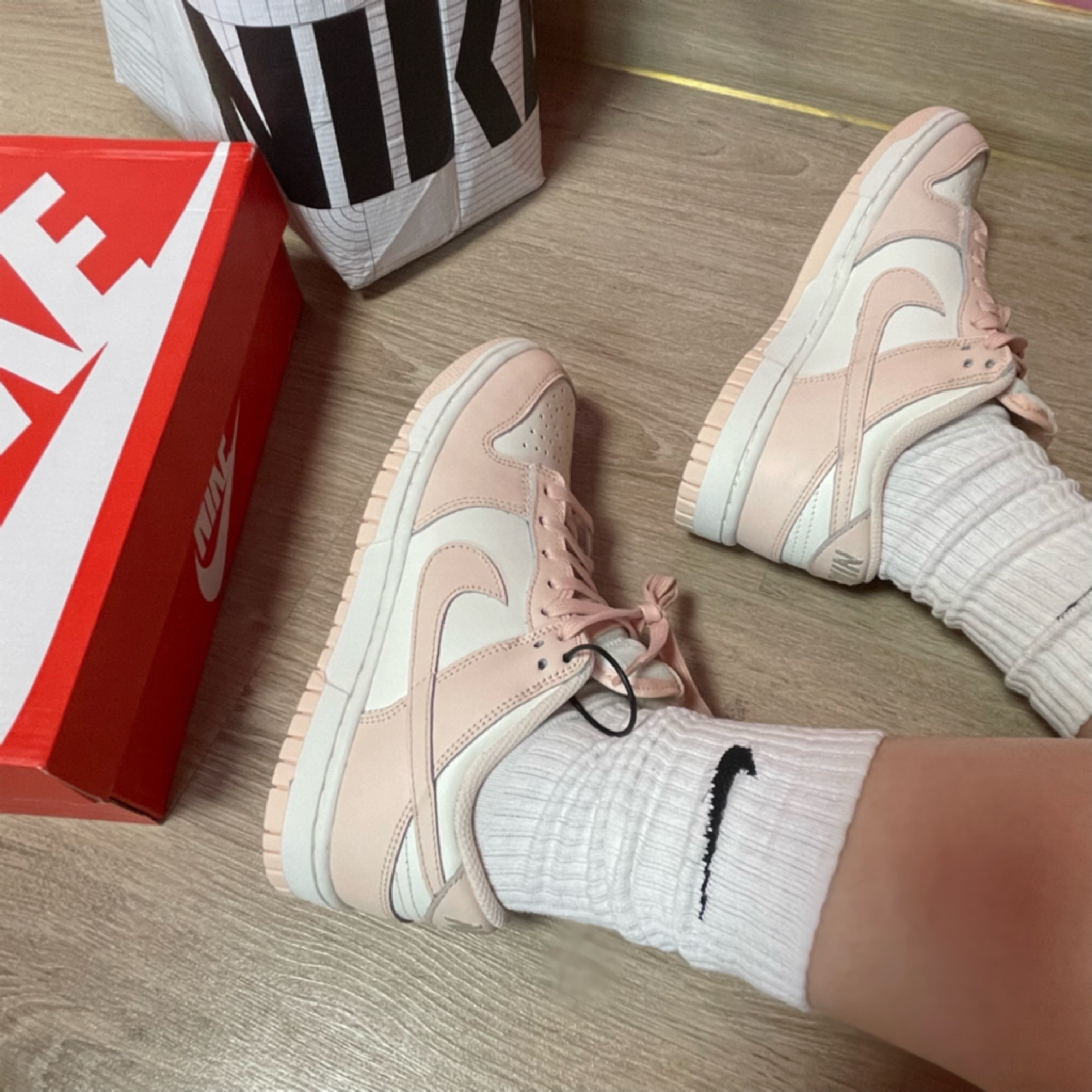 (W) Nike Dunk Low Orange Pearl 착용 스타일 - 2