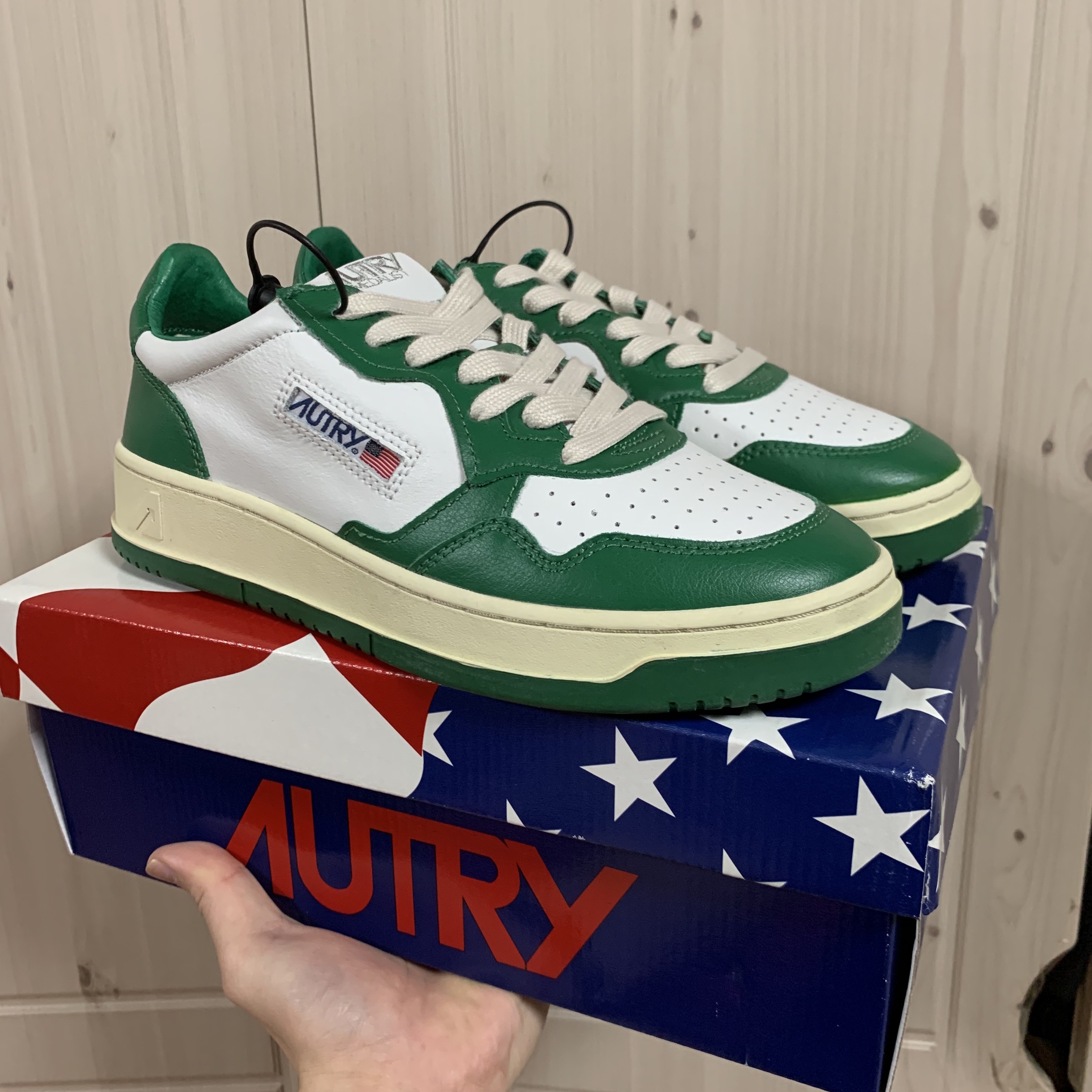 Autry Medalist Low Leather Sneakers Green White 착용 스타일 - 1