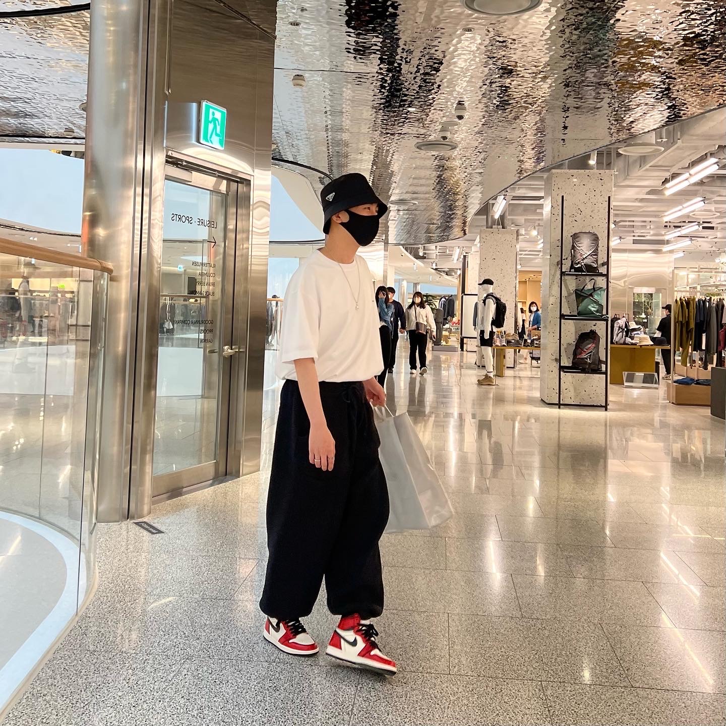 Wooyoungmi Flower Print Back Logo T-Shirt White - 22SS, Jordan 1 Retro High OG Defiant SB LA to Chicago 착용 스타일 - 1