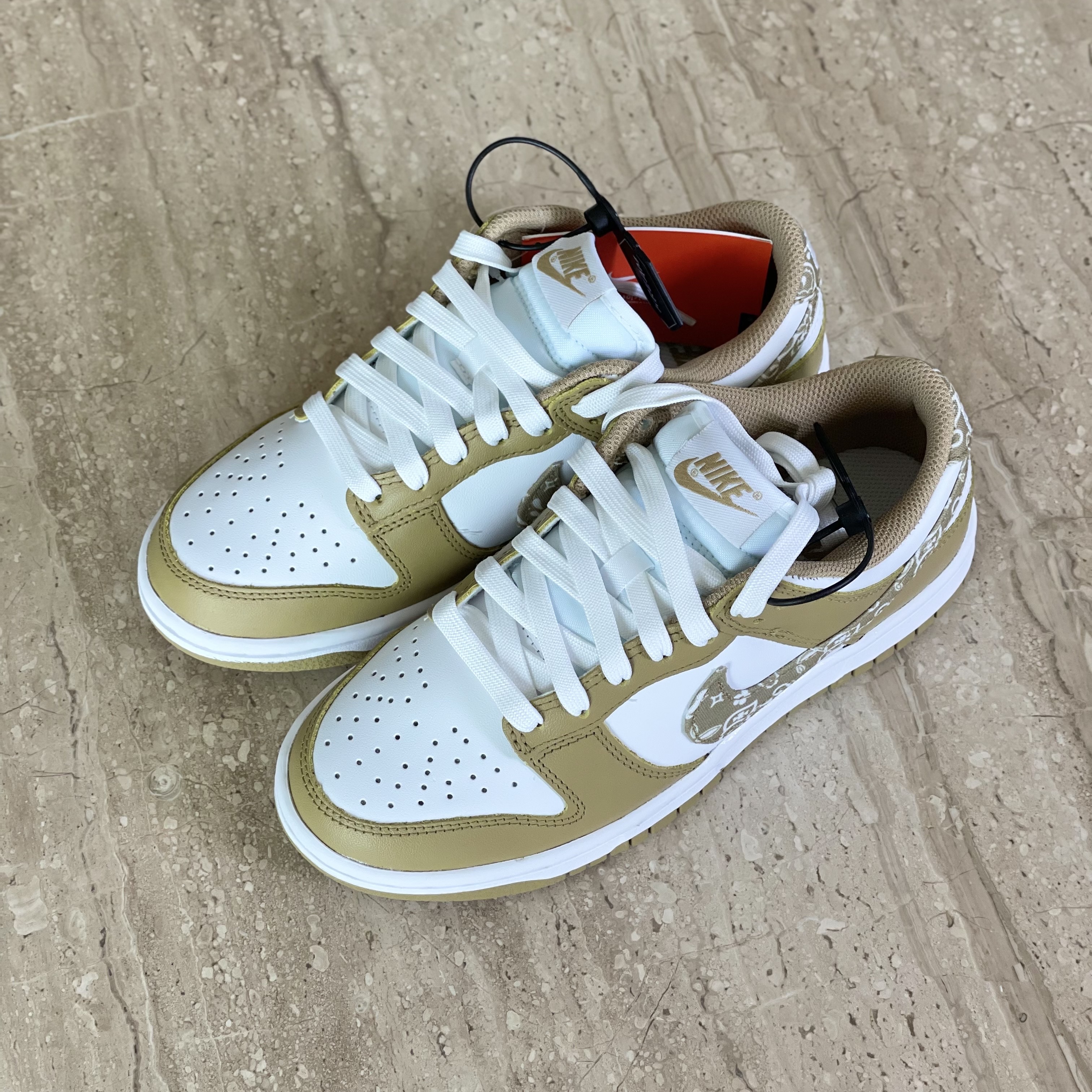 (W) Nike Dunk Low Essential Barley Paisley 착용 스타일