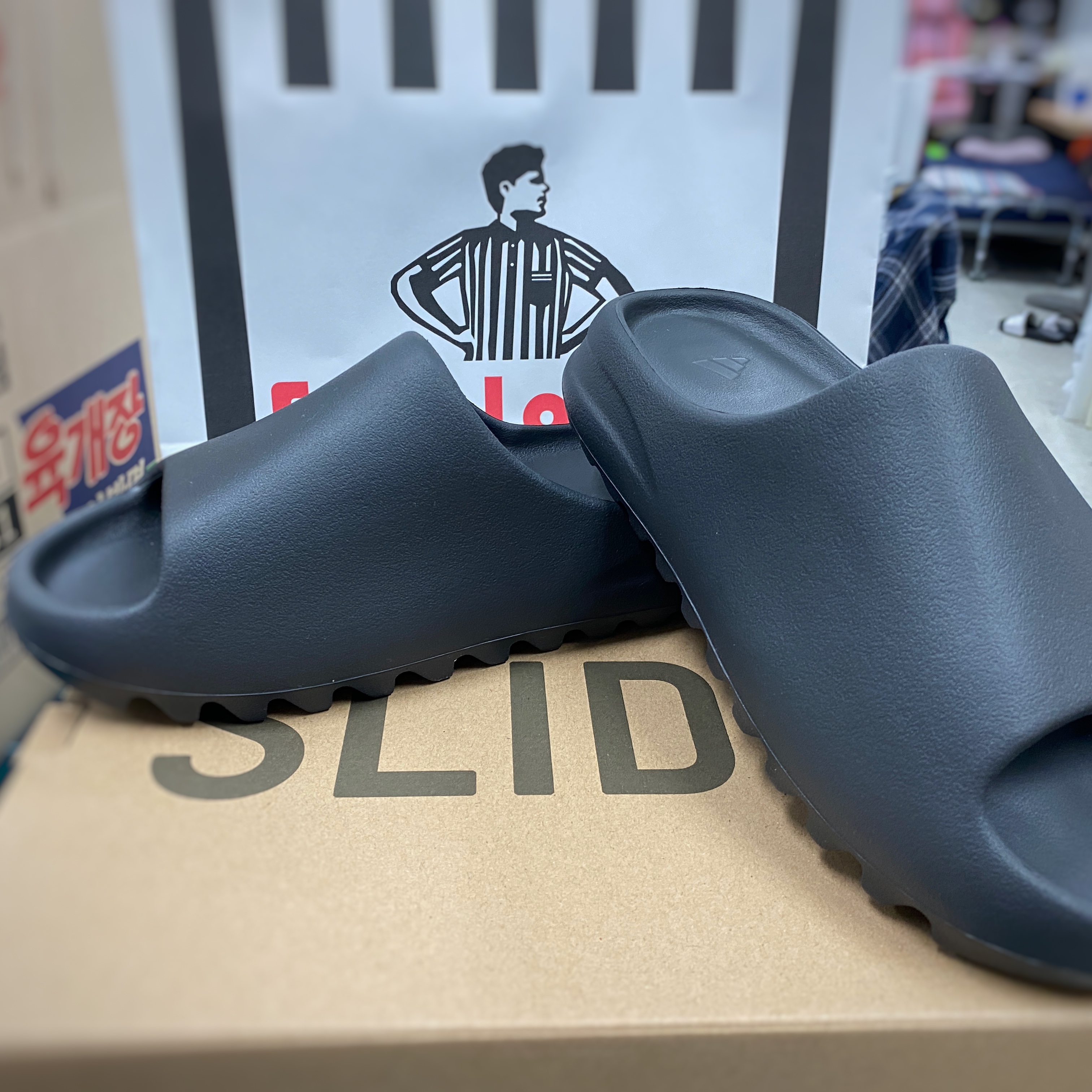 Adidas Yeezy Slide Onyx 착용 스타일