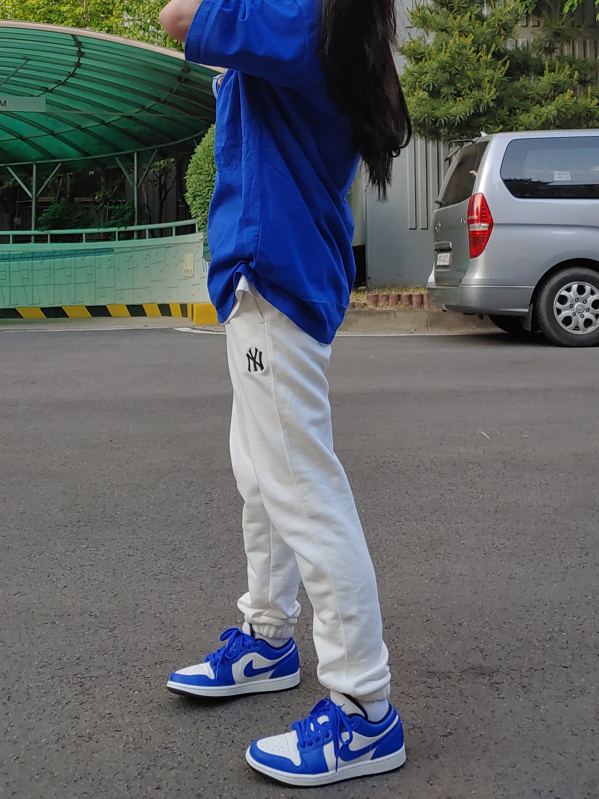Jordan 1 Low Hyper Royal 착용 스타일 - 3