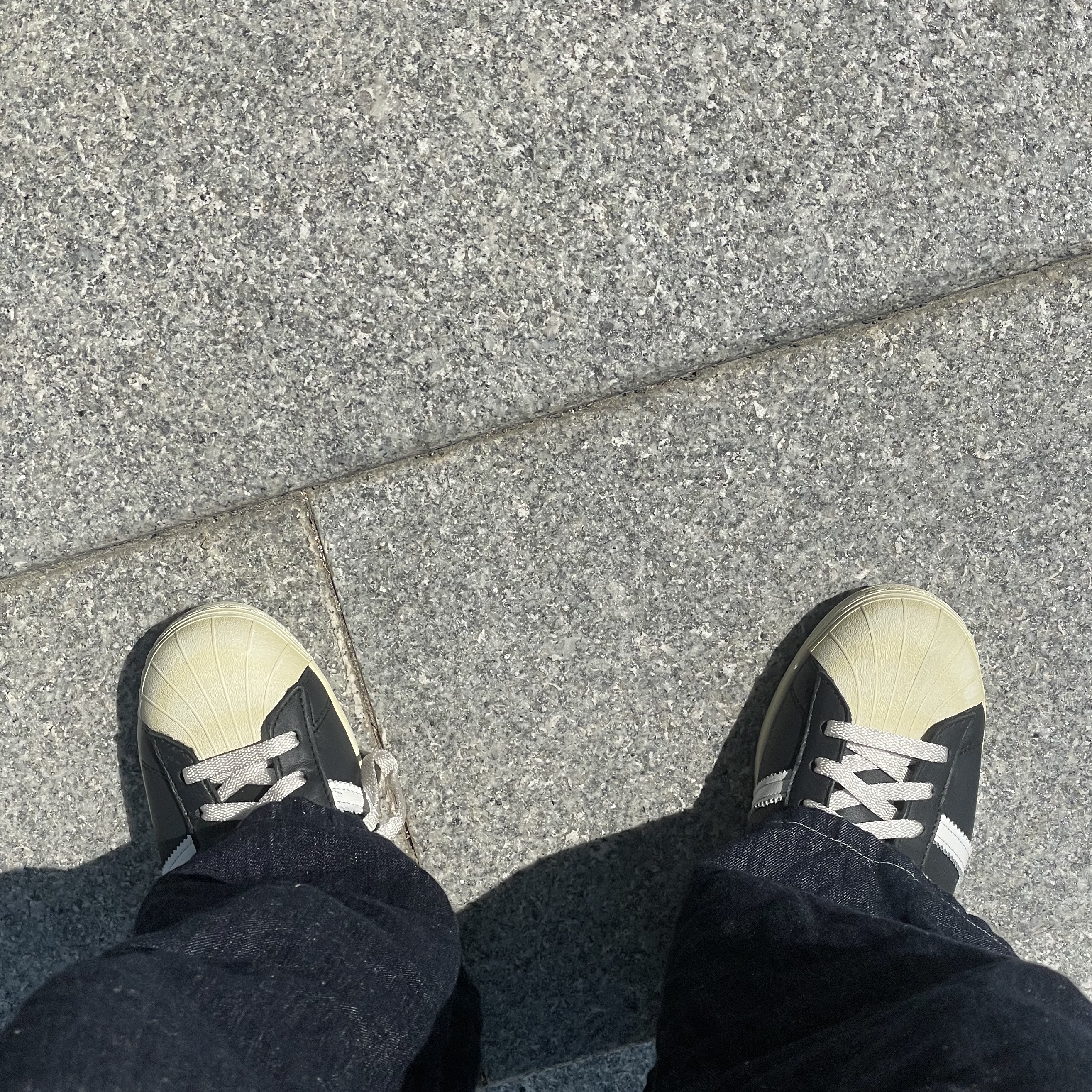 Adidas Superstar Premium Black White 착용 스타일