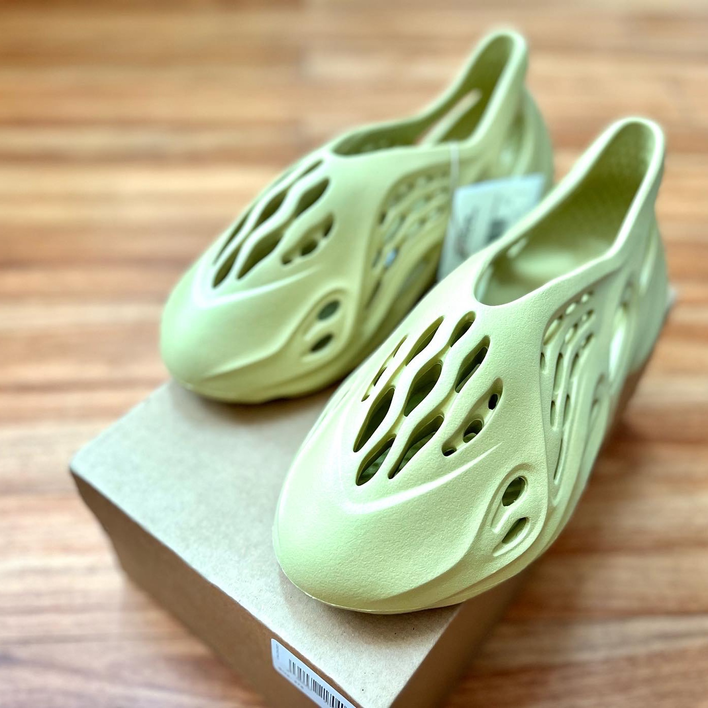Adidas Yeezy Foam RNNR Sulfur 착용 스타일 - 3