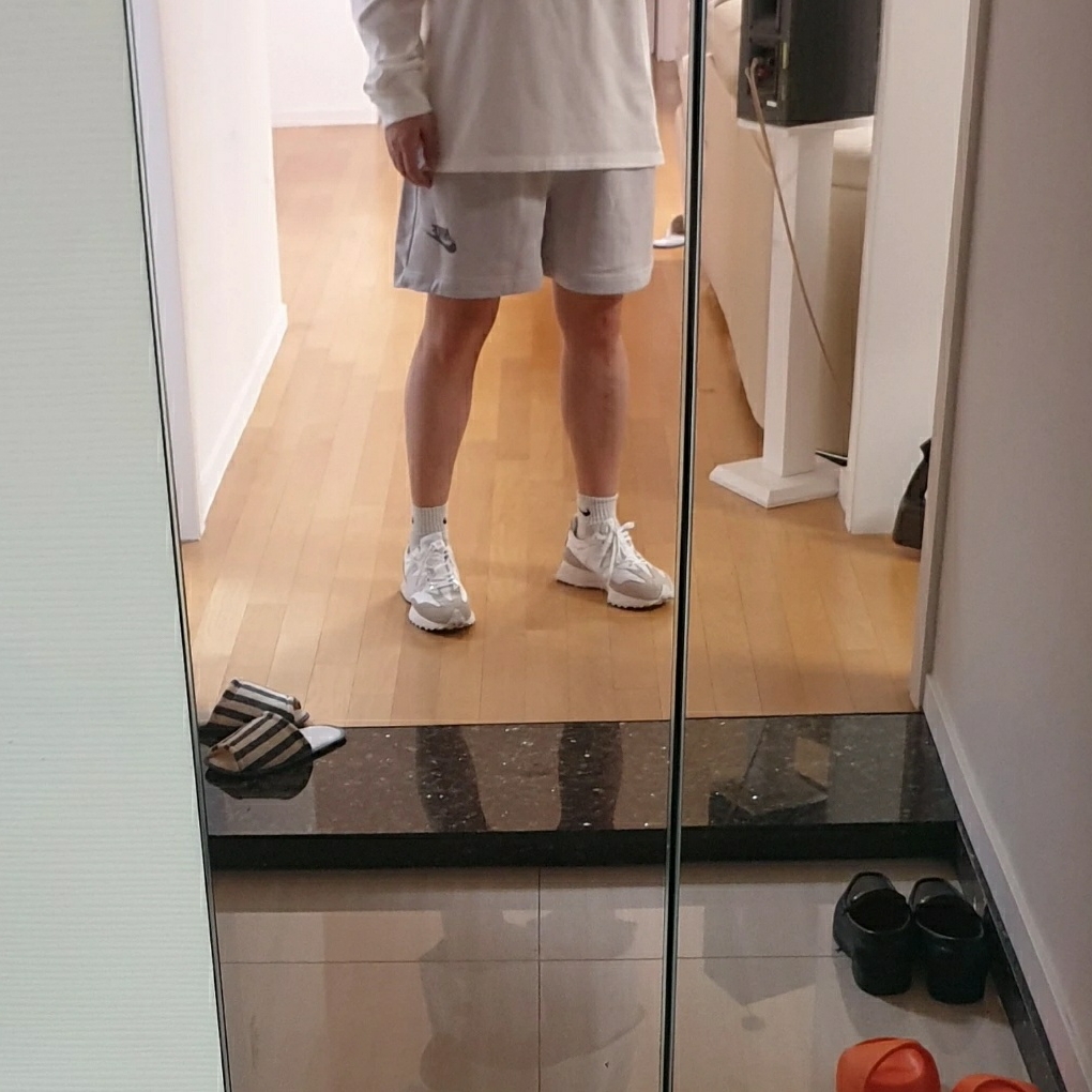 (W) New Balance 327 White Moonbeam, Adidas Yeezy Slide Enflame Orange 착용 스타일