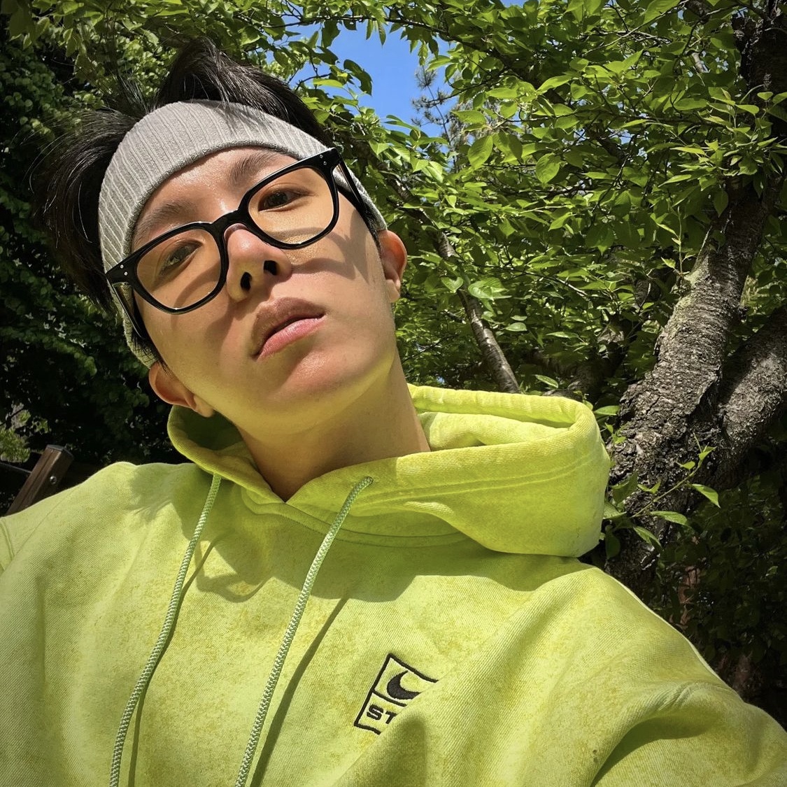 Nike x Stussy NRG RA Washed Pullover Hoodie Volt (DM1021-702), Nike x Stussy NRG RA Washed Fleece Pants Volt (DM1024-702) 착용 스타일 - 4