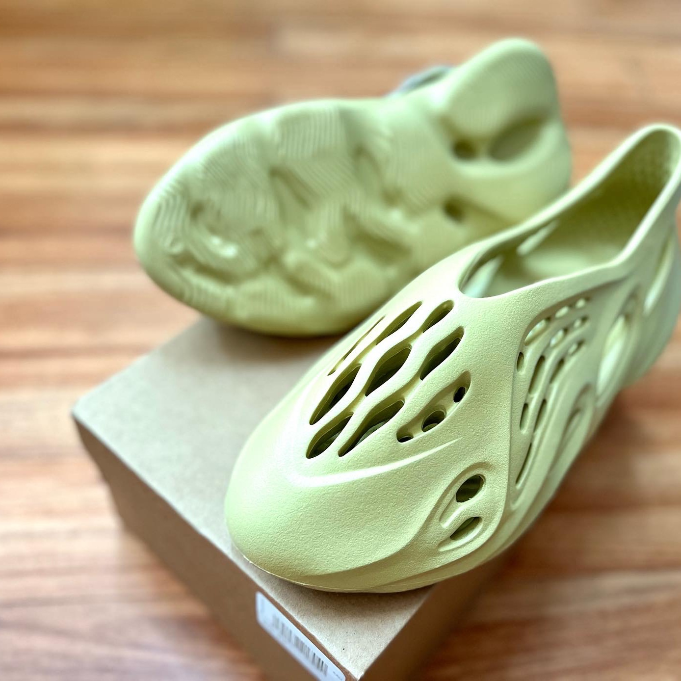 Adidas Yeezy Foam RNNR Sulfur 착용 스타일 - 4
