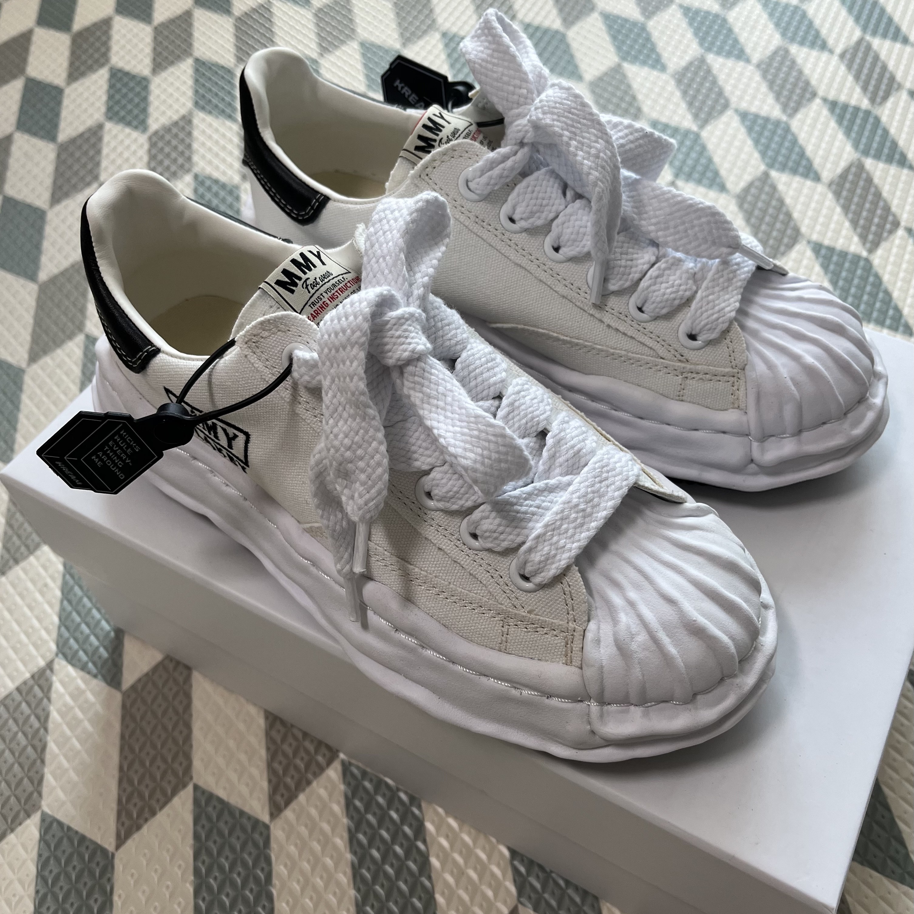 Maison Mihara Yasuhiro Blakey OG Sole Canvas Low-top Sneakers White 착용 스타일