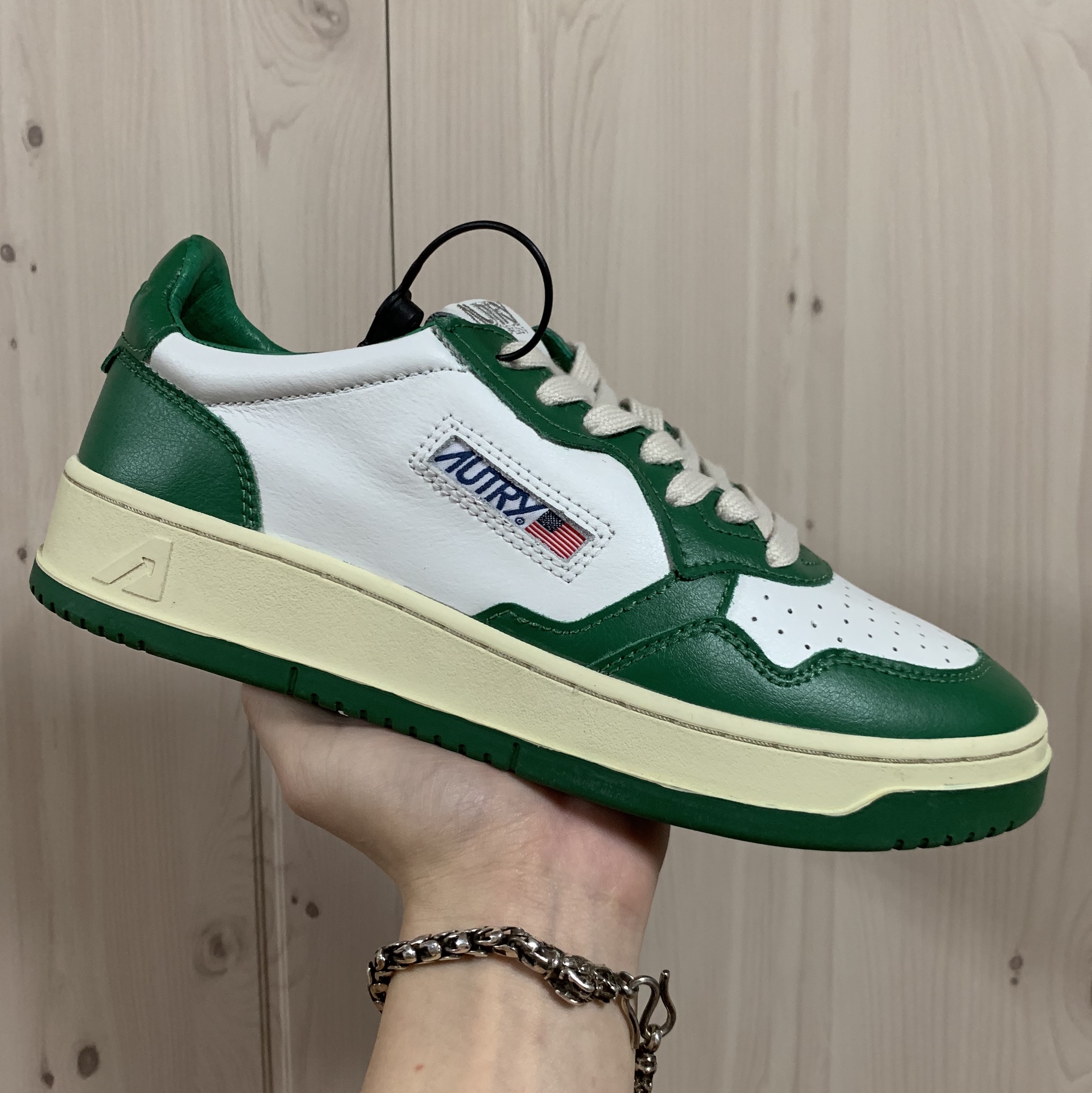 Autry Medalist Low Leather Sneakers Green White 착용 스타일 - 3