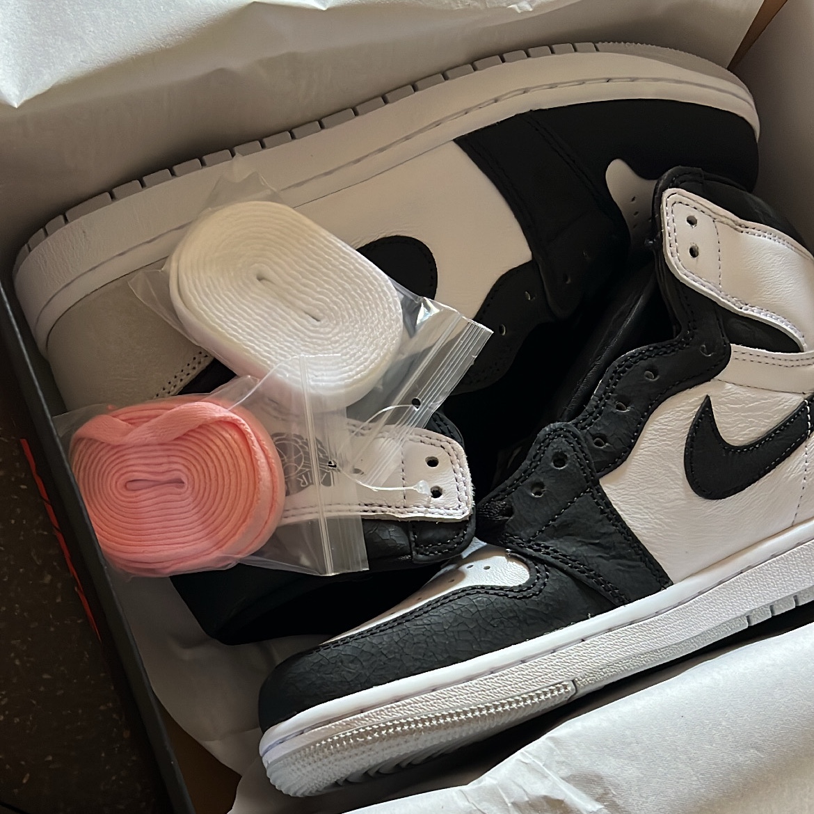 Jordan 1 Retro High OG Bleached Coral 착용 스타일