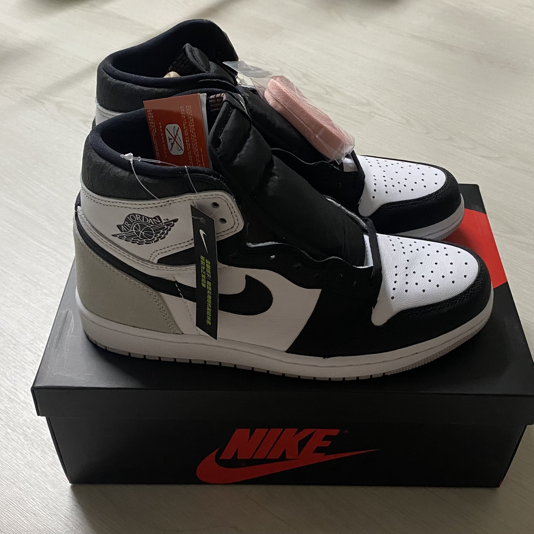 Jordan 1 Retro High OG Bleached Coral 착용 스타일