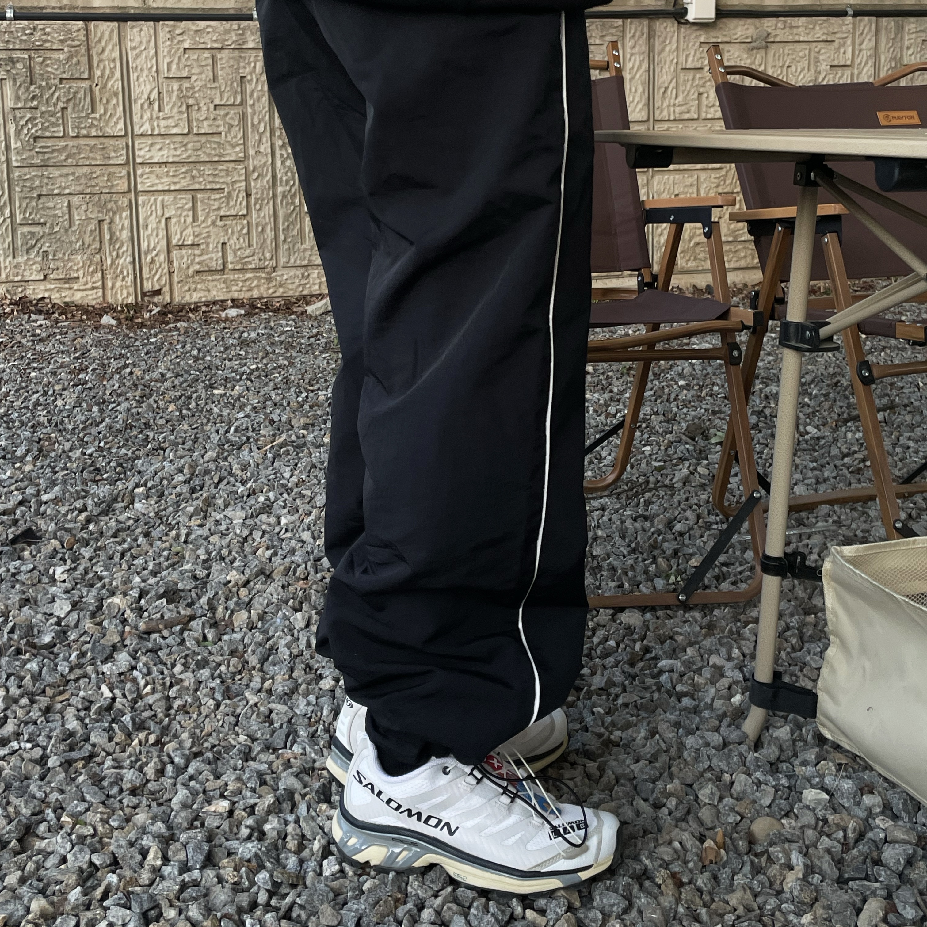Salomon XT-4 White Lunar Rock 착용 스타일 - 2