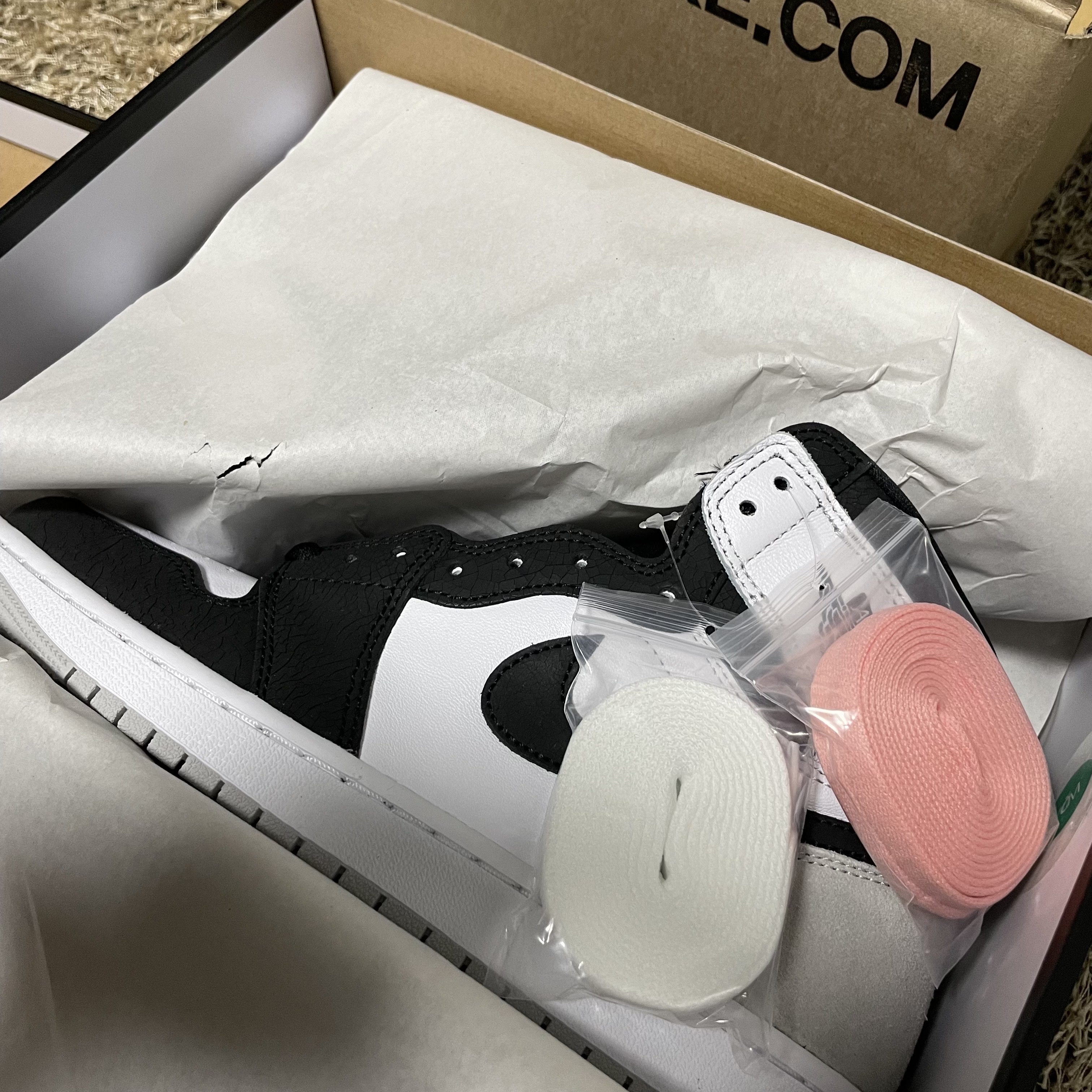 Jordan 1 Retro High OG Bleached Coral 착용 스타일 - 1