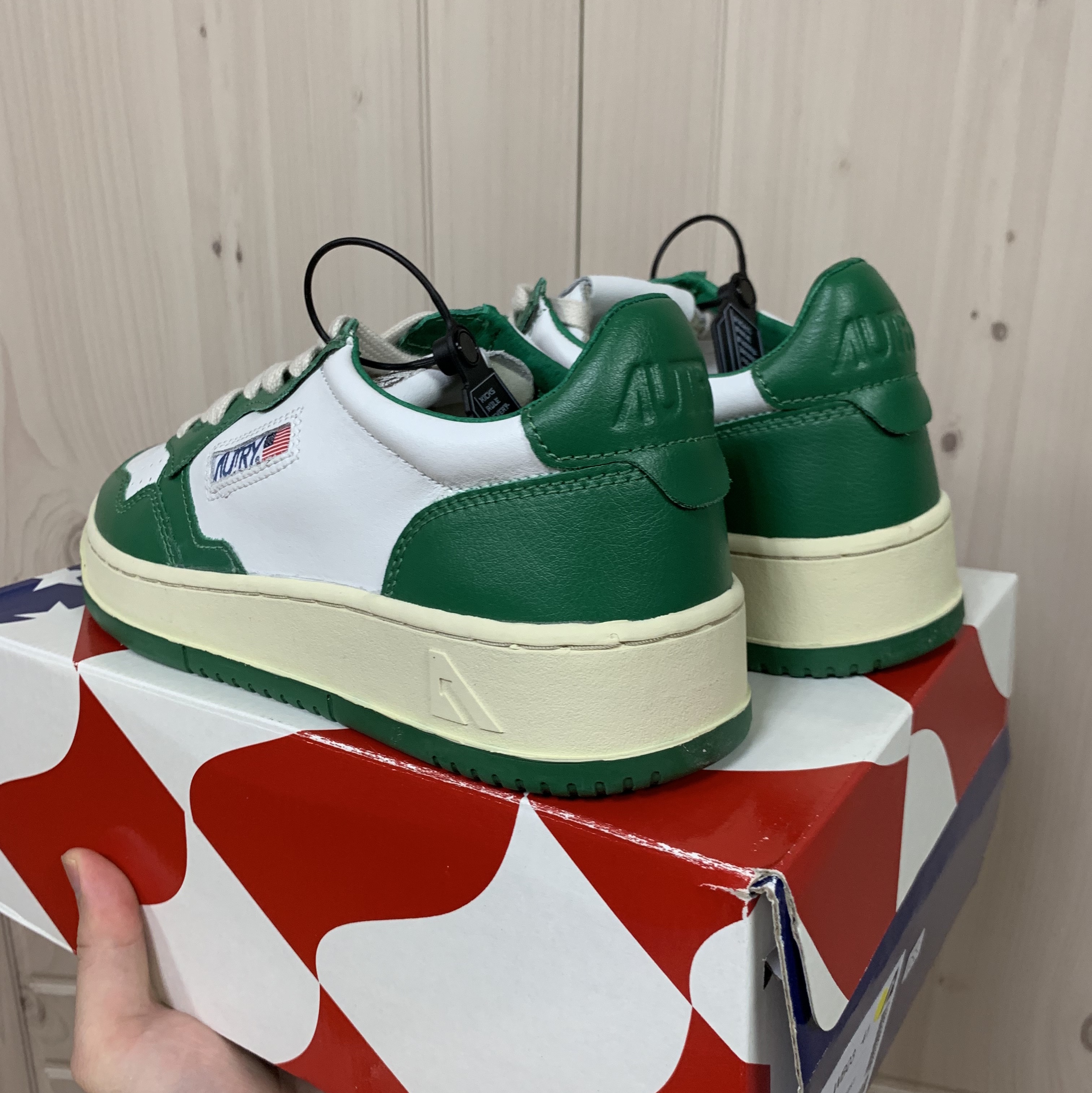 Autry Medalist Low Leather Sneakers Green White 착용 스타일 - 2