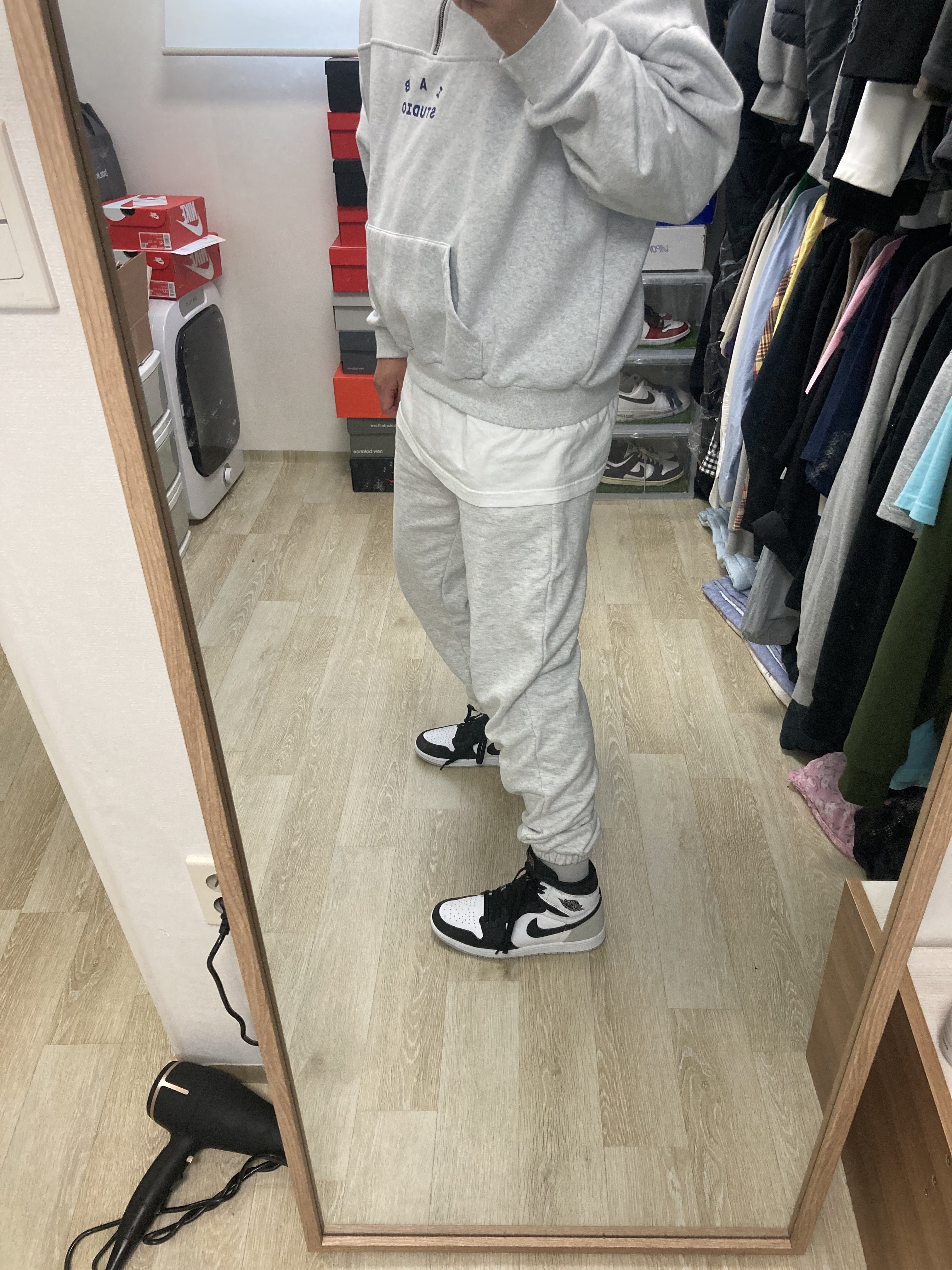 Jordan 1 Retro High OG Bleached Coral, IAB Studio Half Zip Pullover Light Gray 착용 스타일 - 3