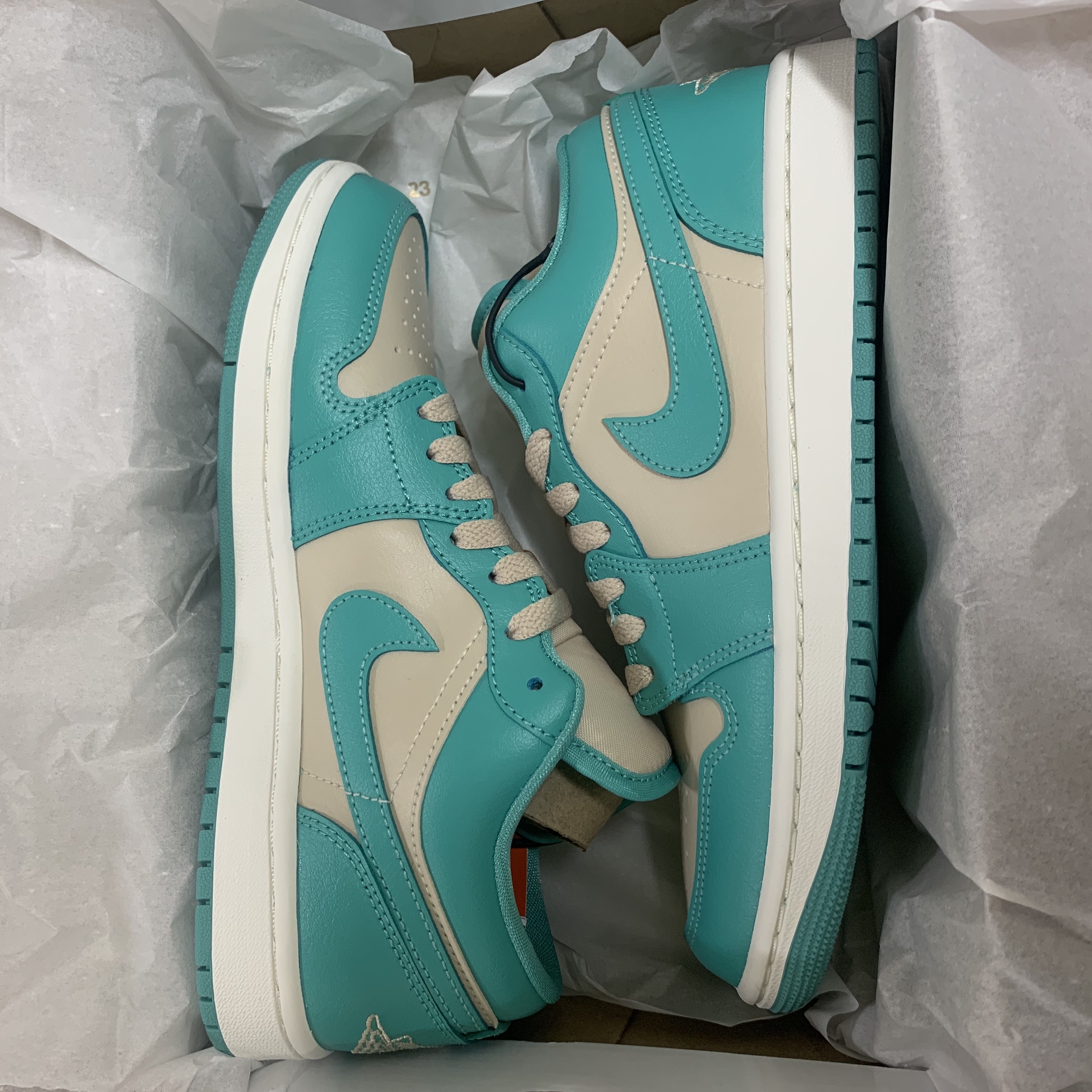 (W) Jordan 1 Low Sanddrift Washed Teal 착용 스타일 - 1