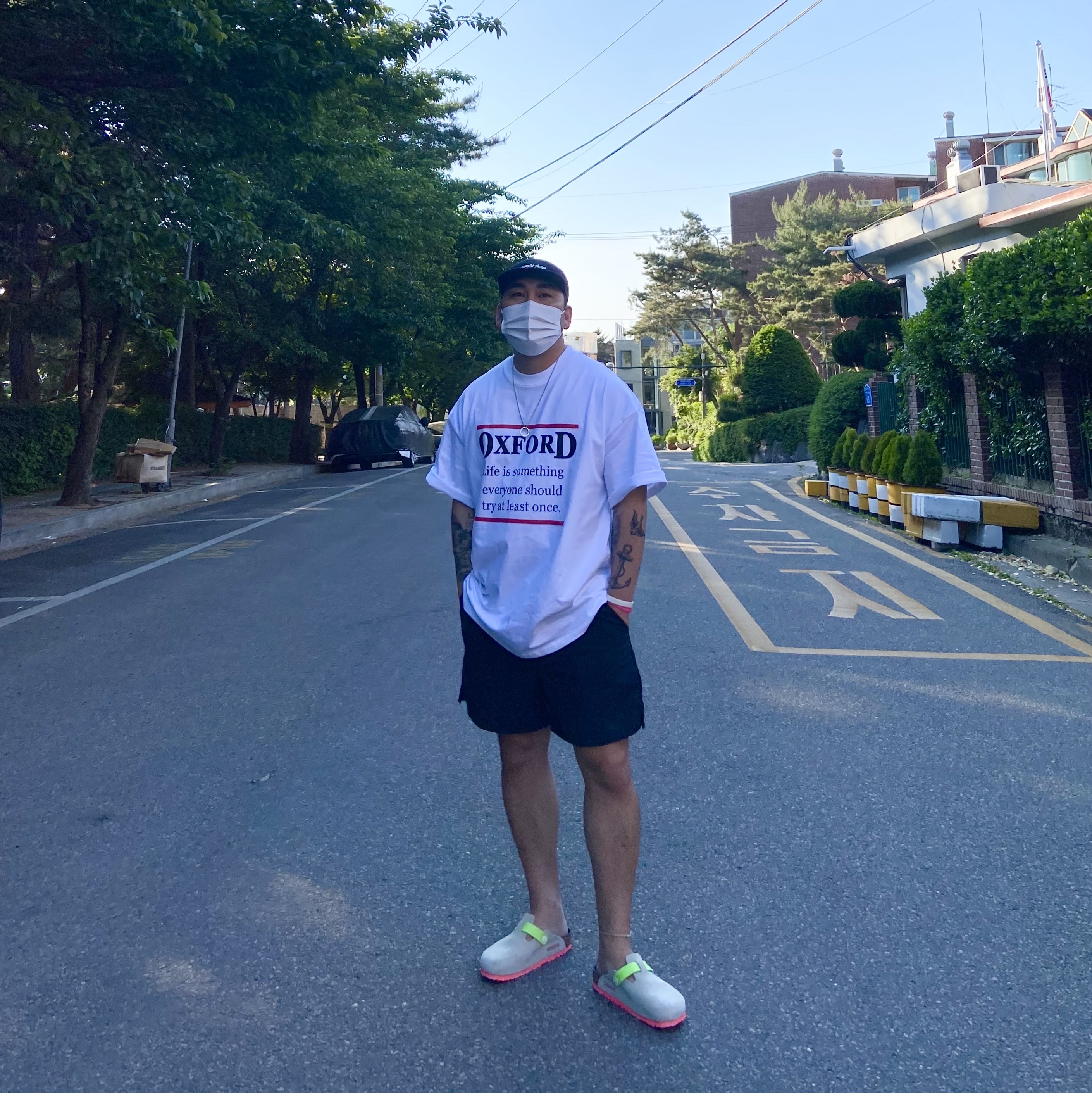 Birkenstock x Stussy Boston Clog Bone 착용 스타일 - 1
