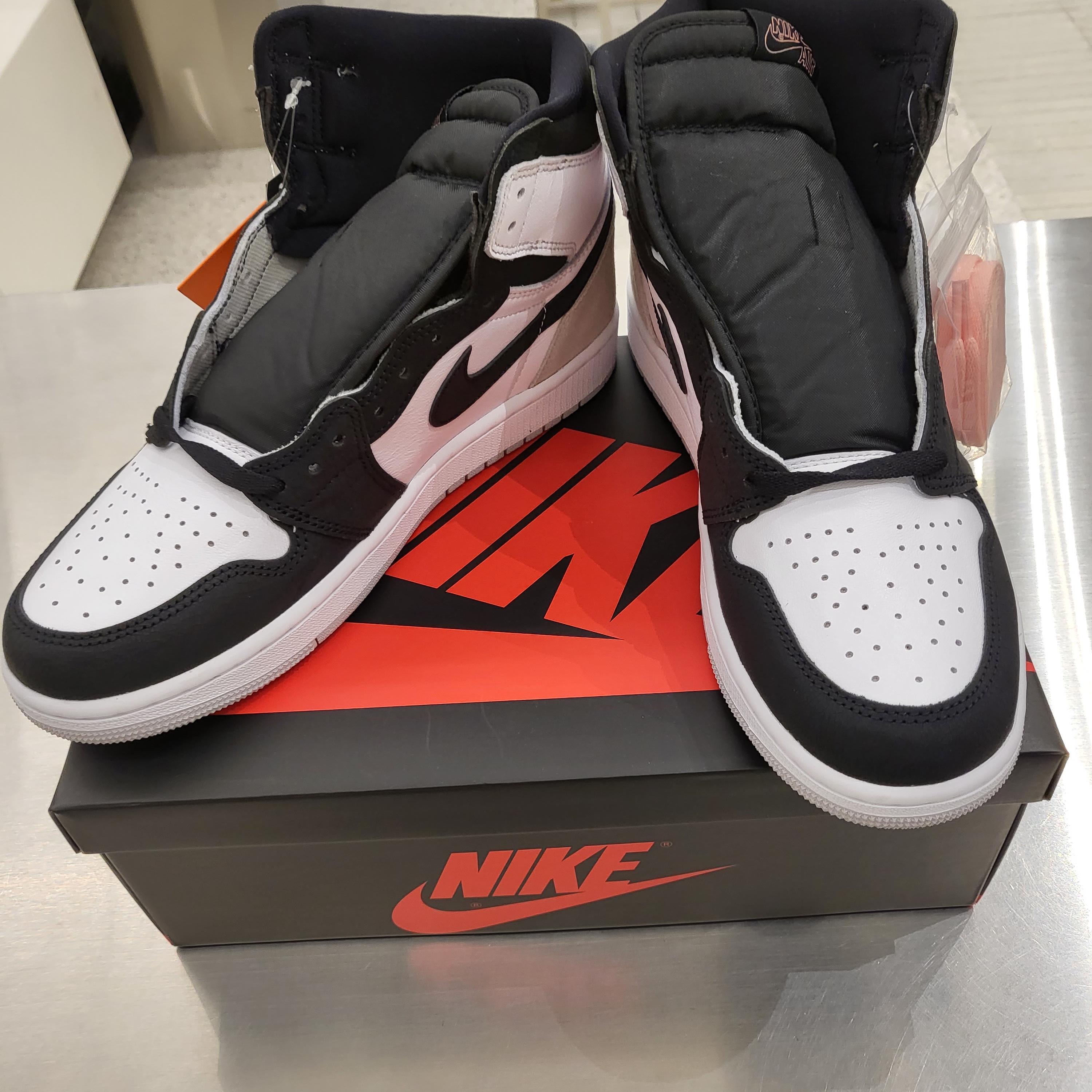 Jordan 1 Retro High OG Bleached Coral 착용 스타일