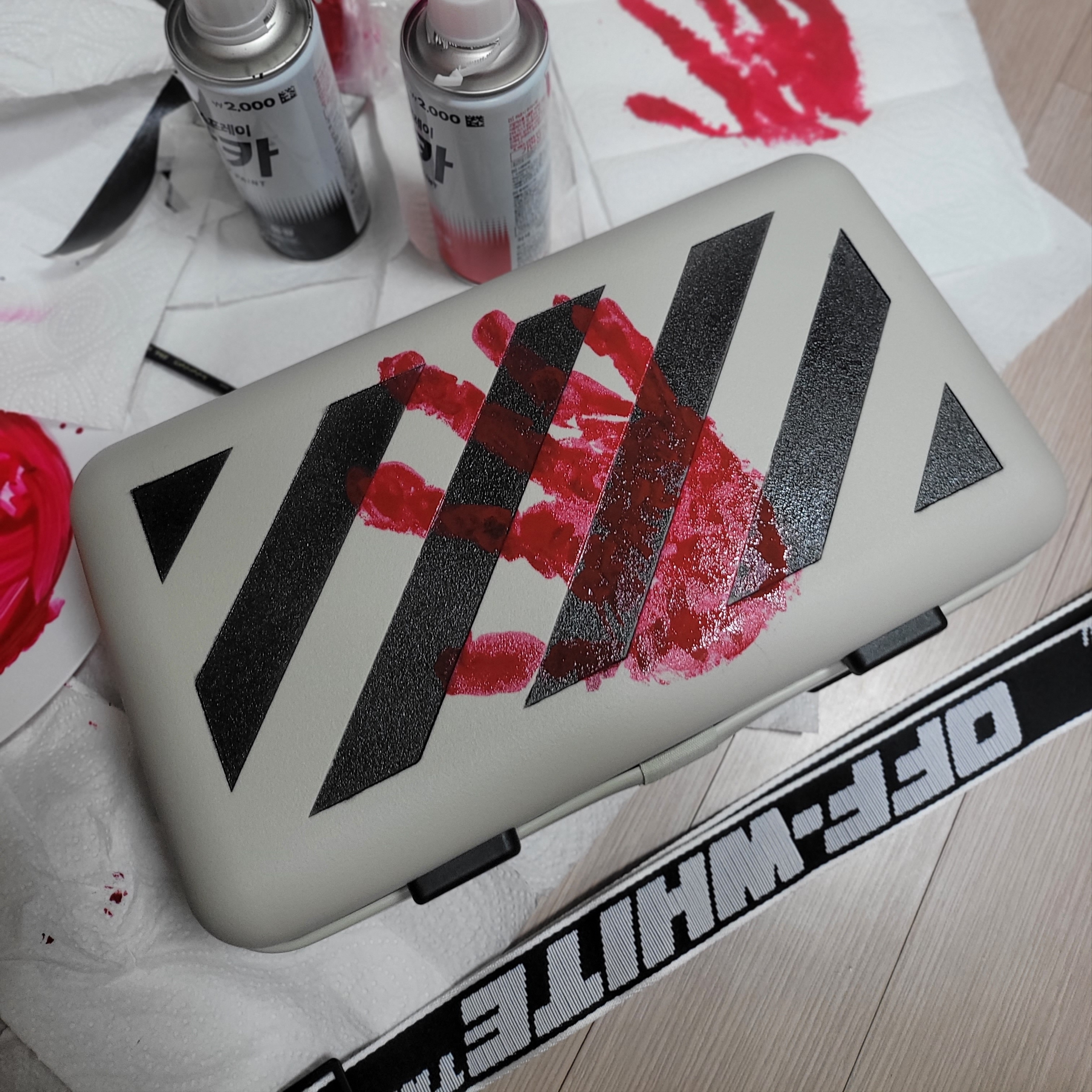 Off-White x Amore Pacific Protection Box (Without Cosmetics) 착용 스타일
