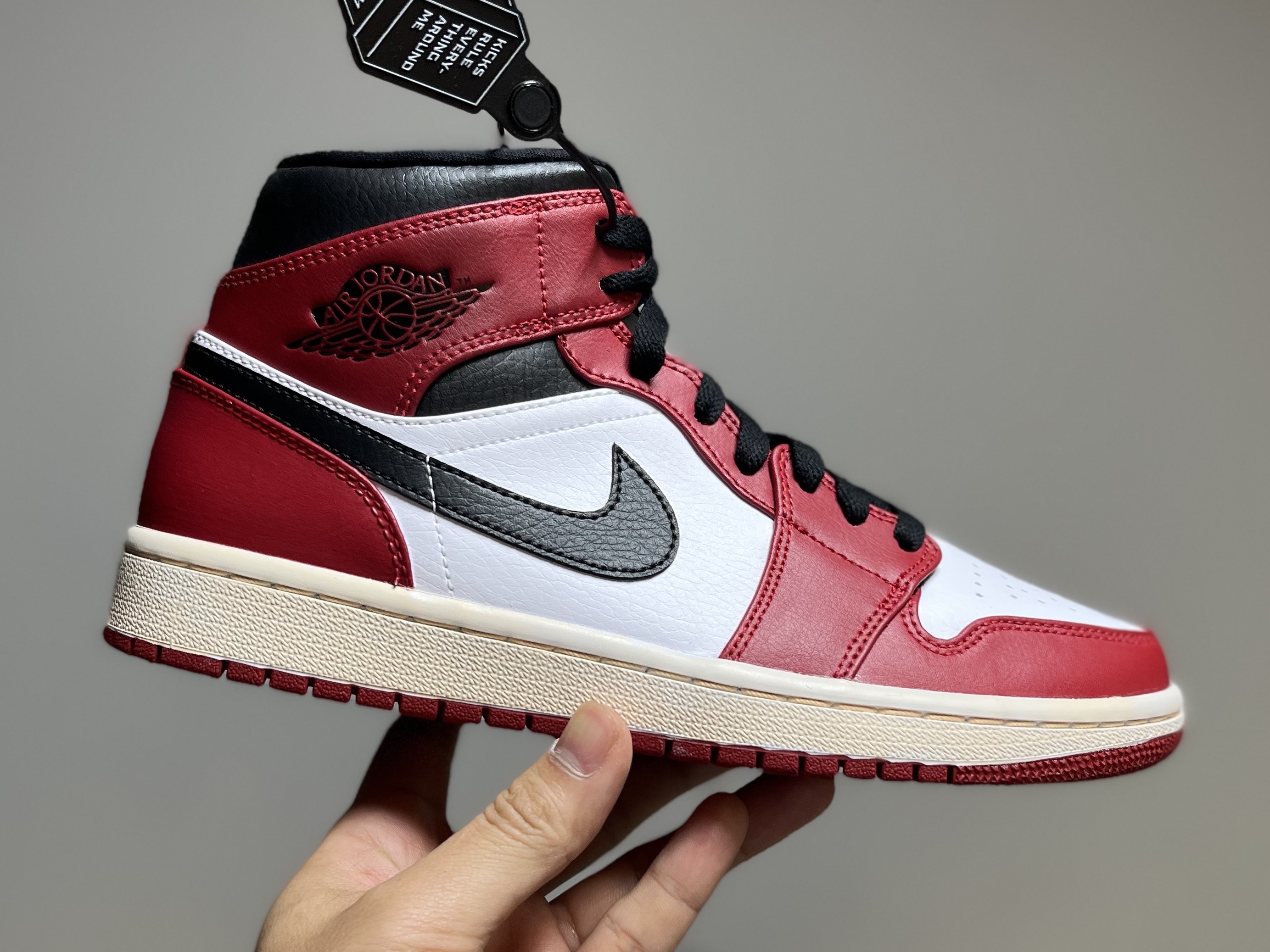Jordan 1 Mid Chicago 2020 착용 스타일 - 2