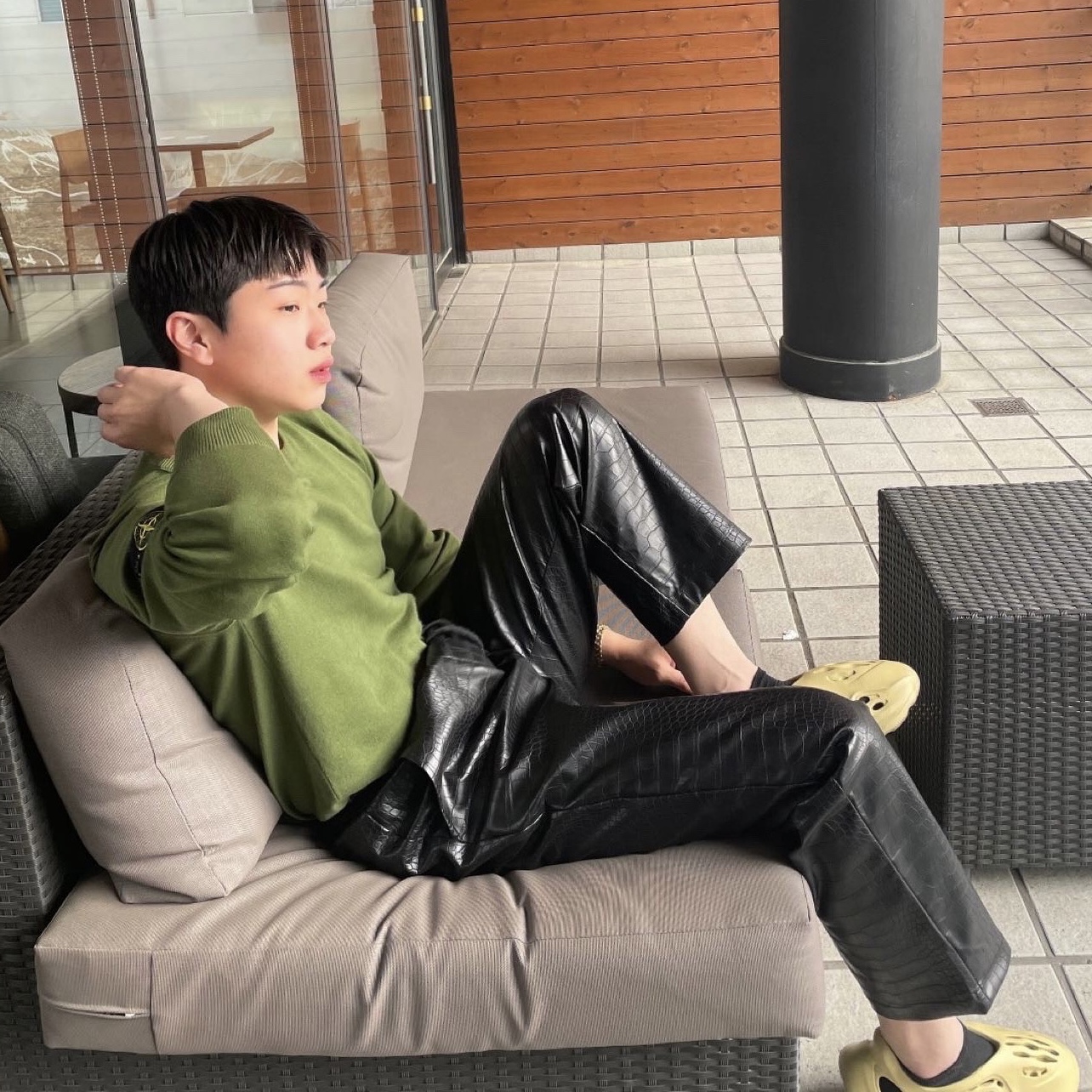 Adidas Yeezy Foam RNNR Sulfur 착용 스타일 - 1