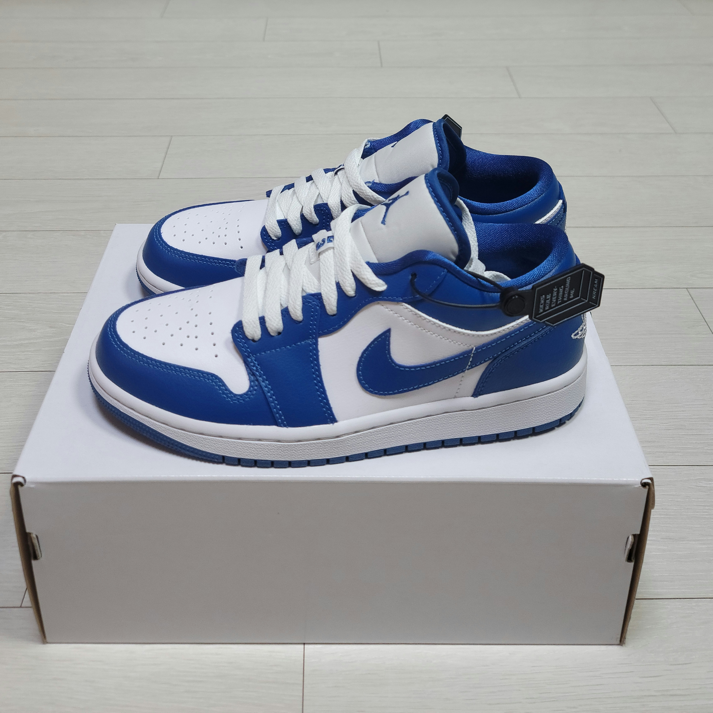 (W) Jordan 1 Low White Dark Marina Blue 착용 스타일 - 1