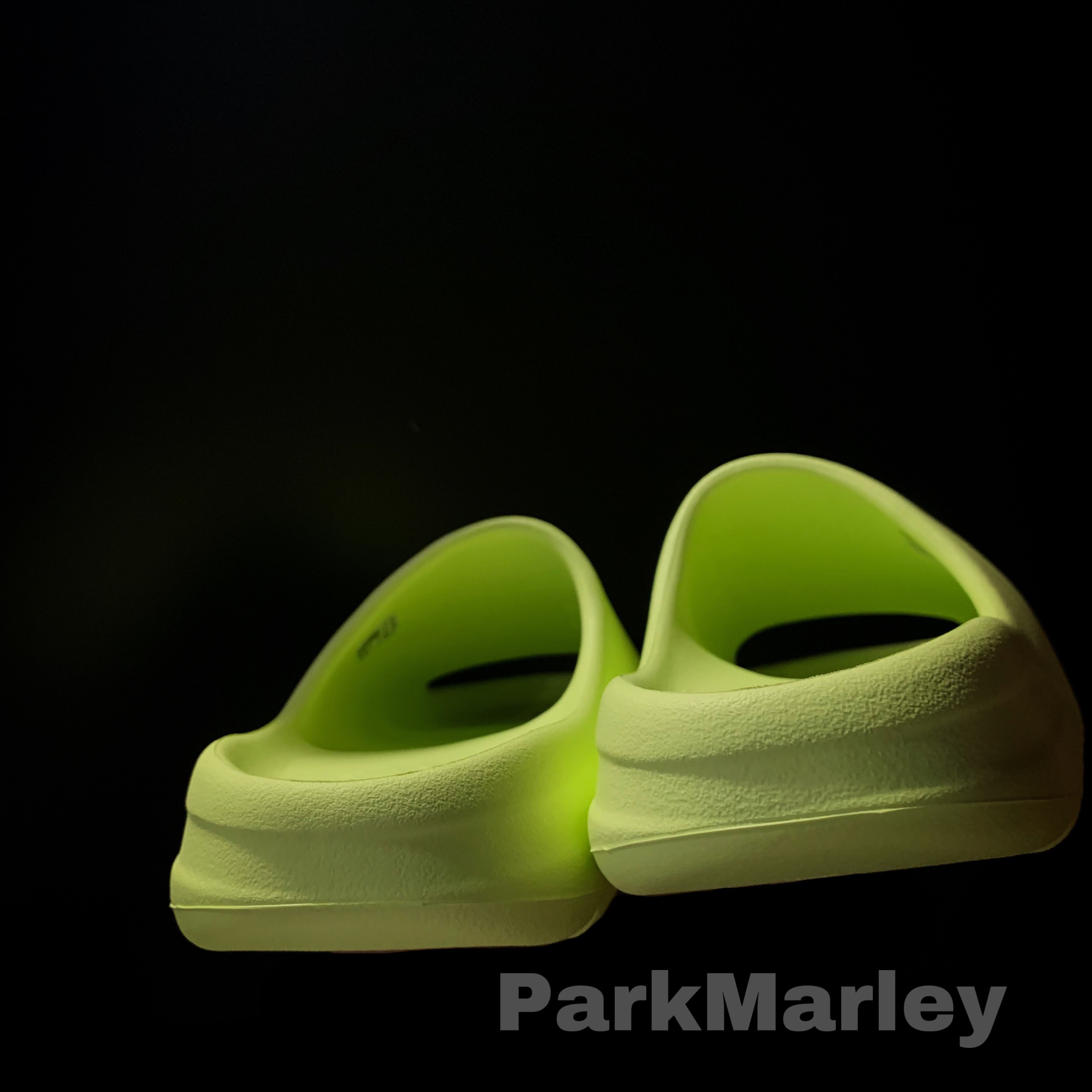 Adidas Yeezy Slide Glow Green 2022/2023 착용 스타일 - 4