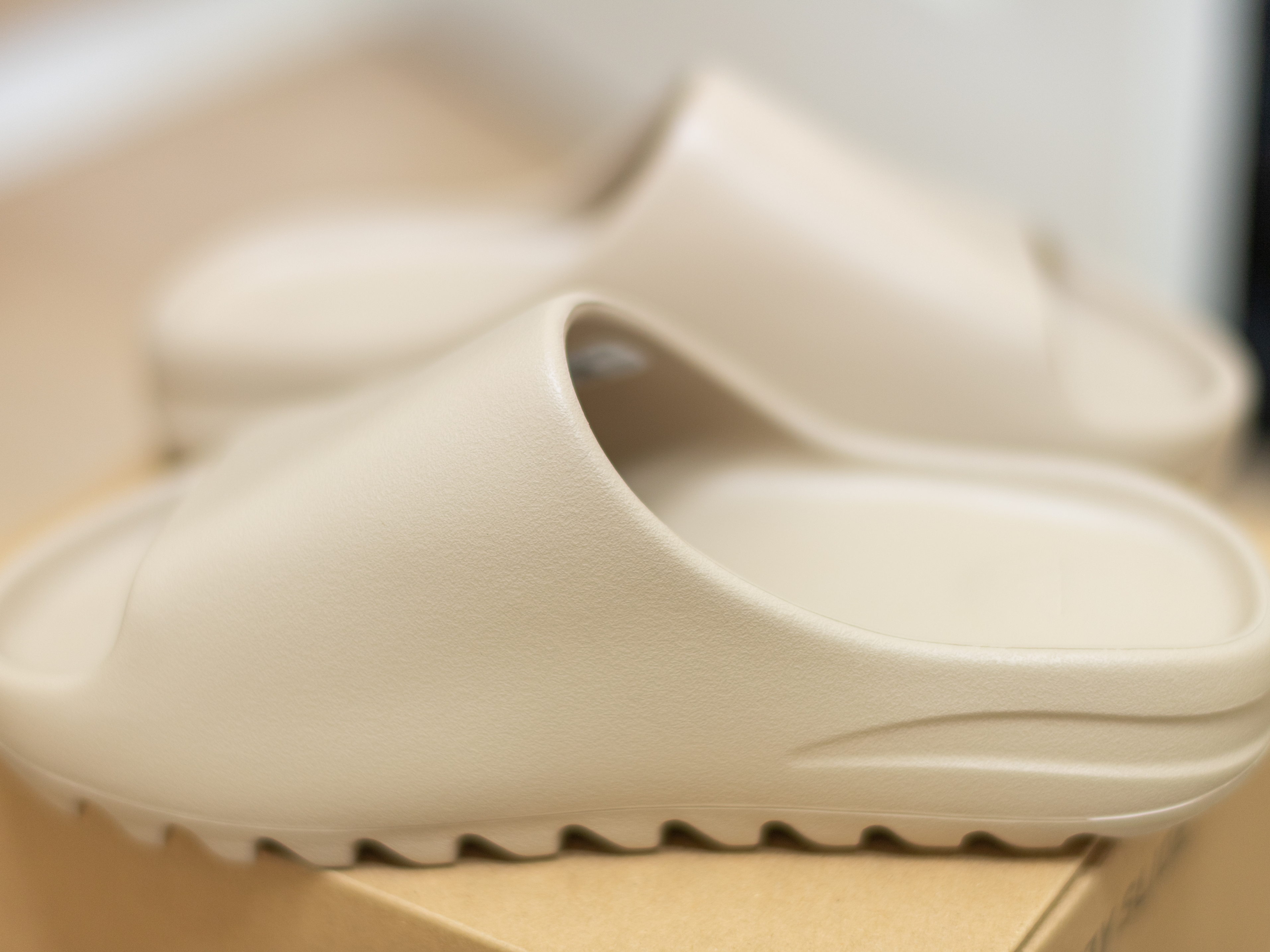 Adidas Yeezy Slide Pure - Re-Release Ver. 착용 스타일