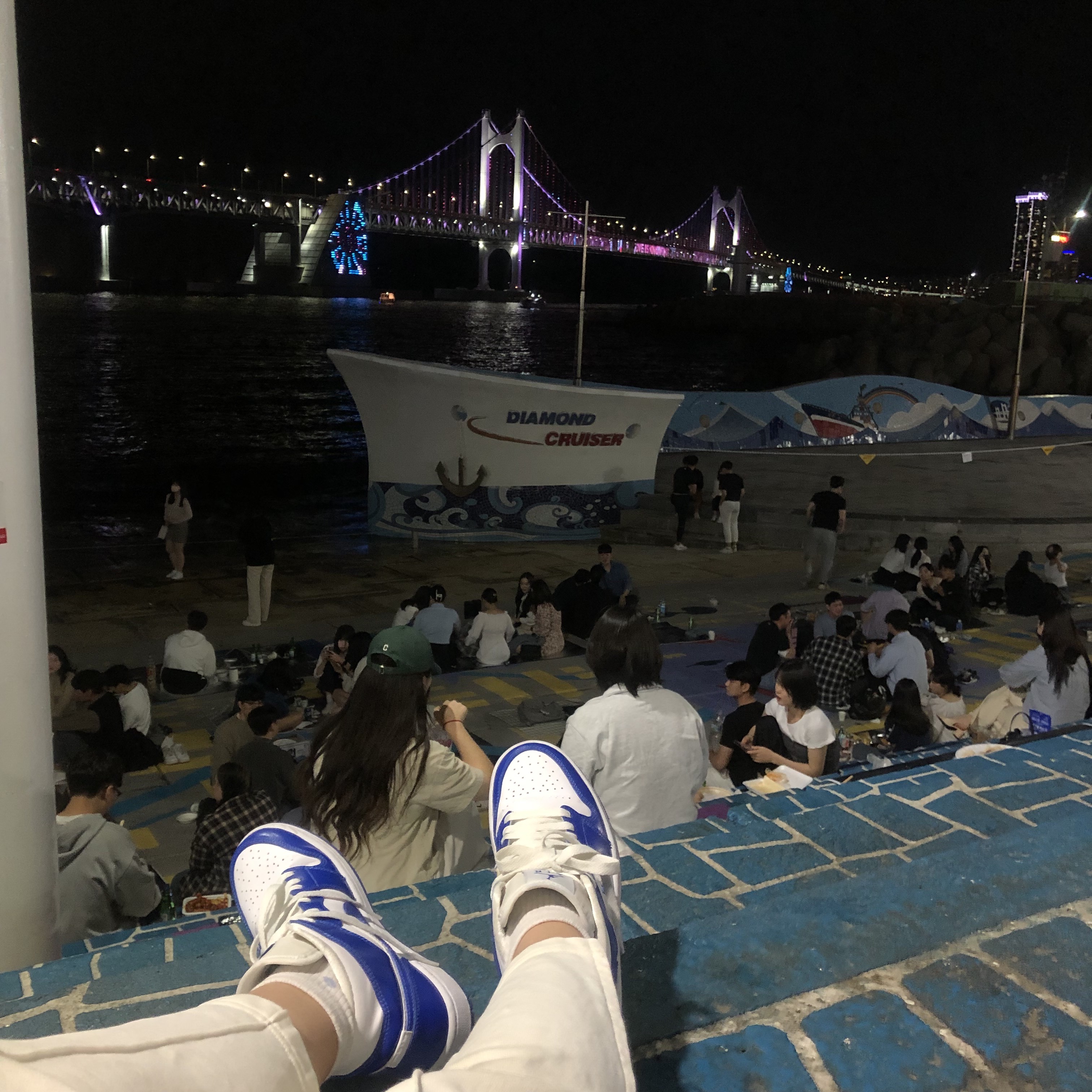 (W) Jordan 1 Mid White Hyper Royal 착용 스타일
