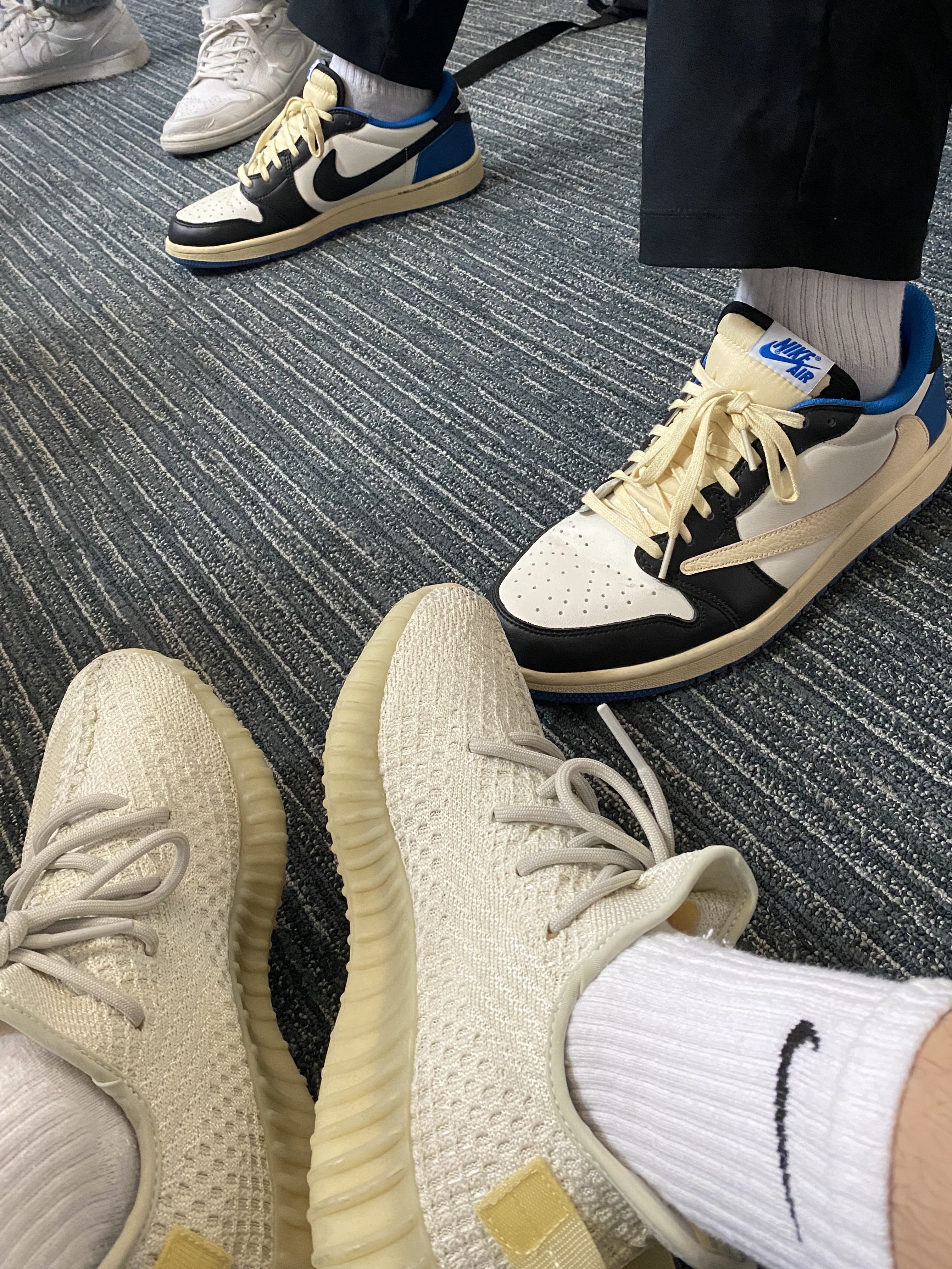 Jordan 1 Low Triple White Tumbled Leather 2020, Jordan 1 x Travis Scott x Fragment Retro Low OG SP Military Blue 착용 스타일