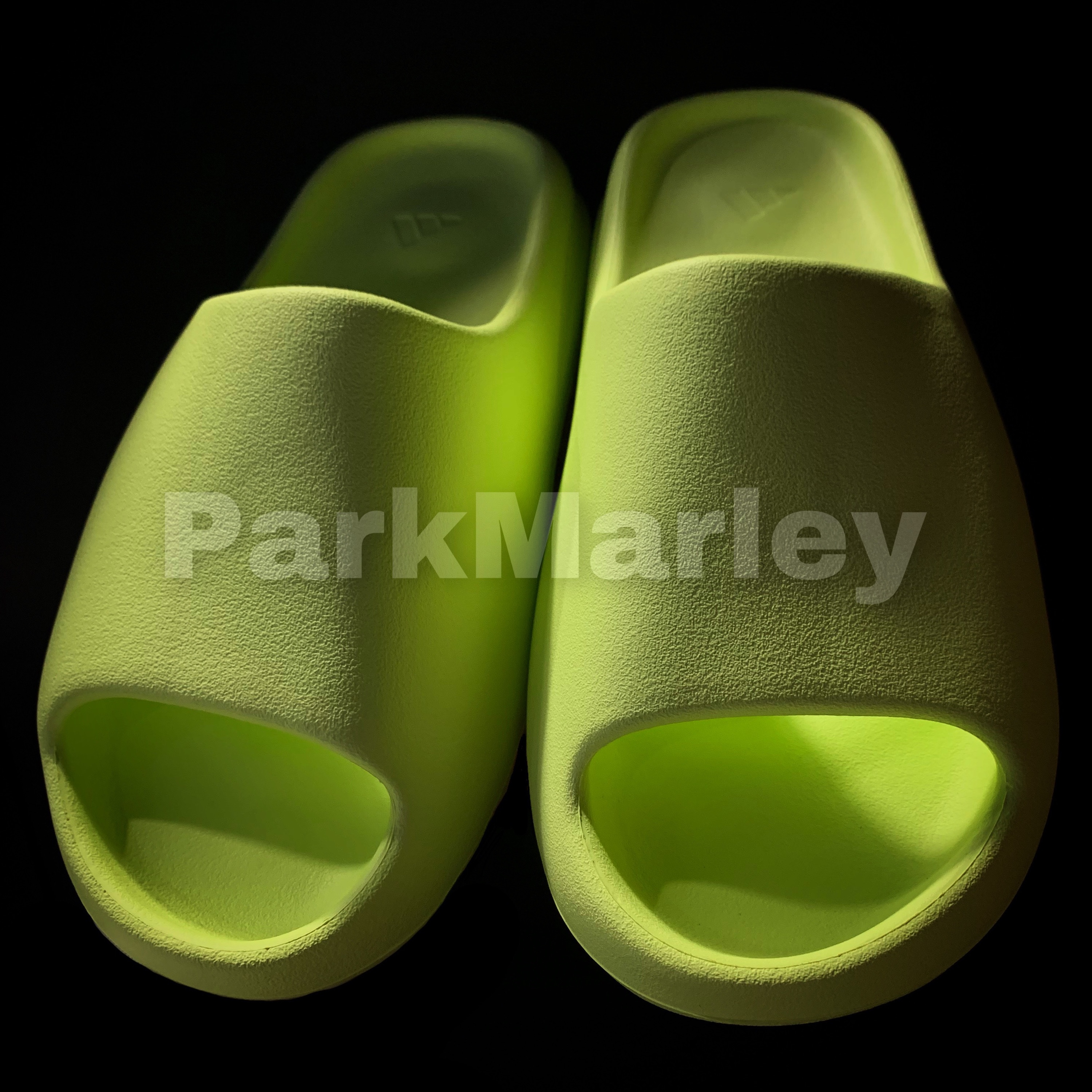 Adidas Yeezy Slide Glow Green 2022/2023 착용 스타일 - 1