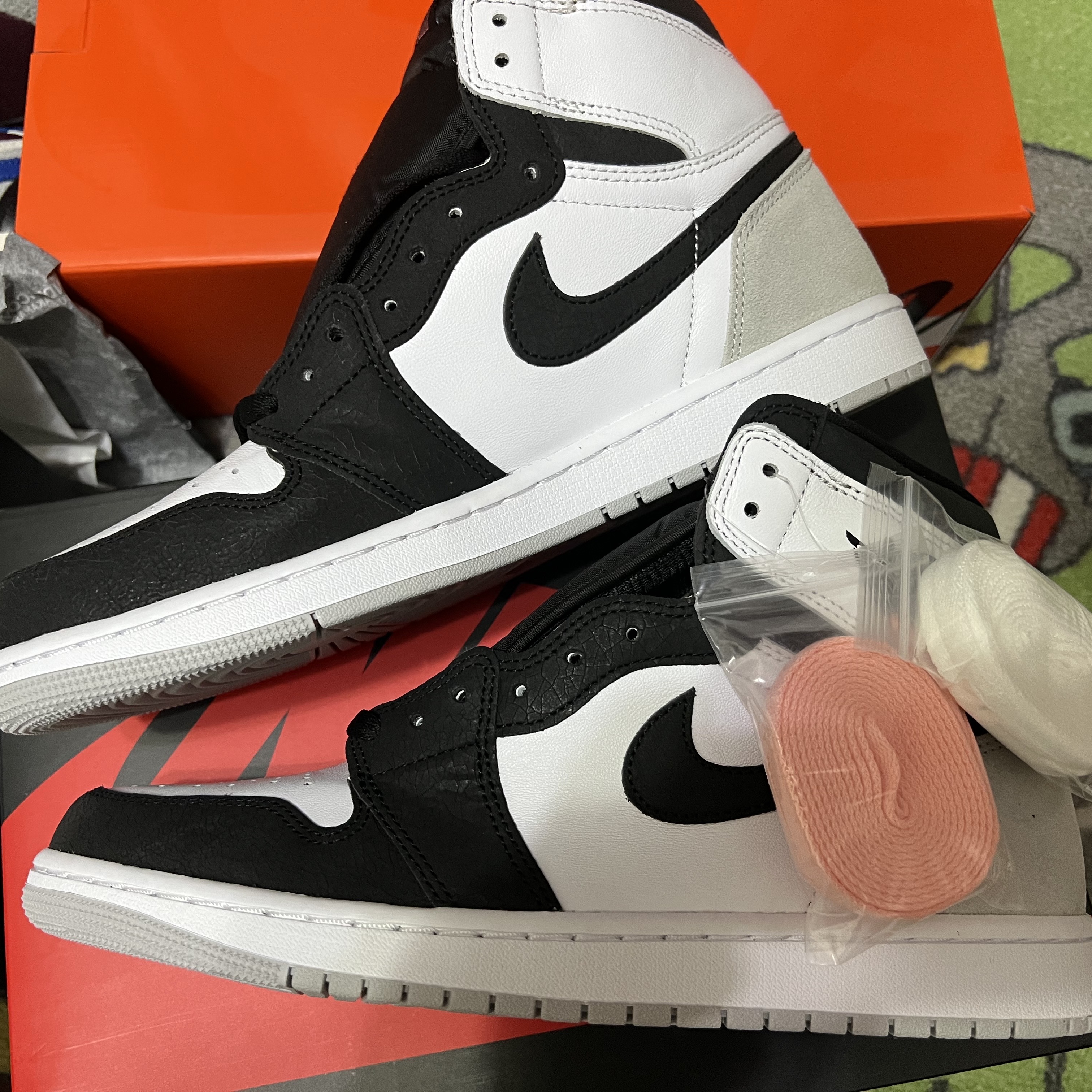 Jordan 1 Low OG Neutral Grey, Jordan 1 Retro High OG Bleached Coral 착용 스타일 - 3