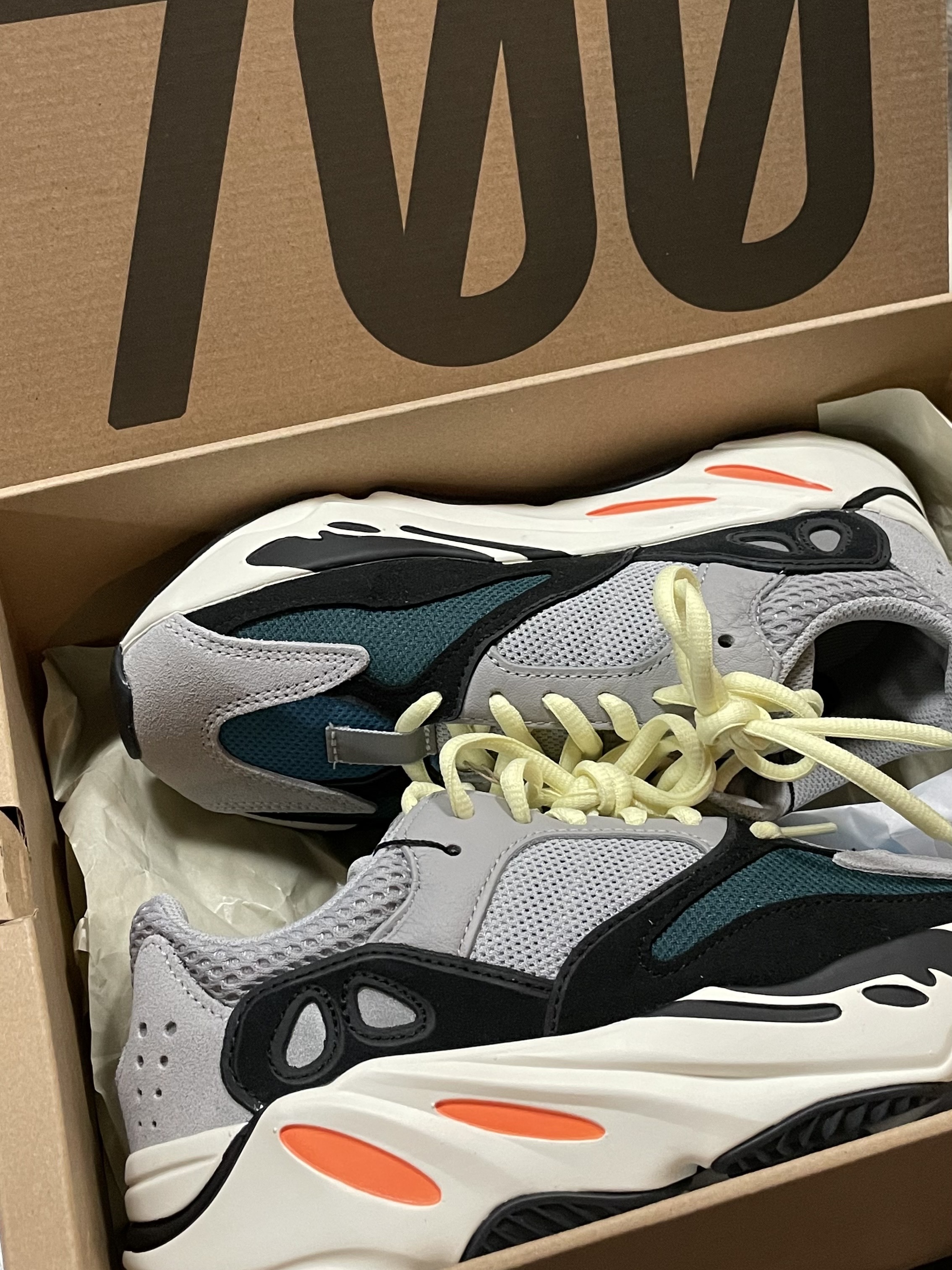 Adidas Yeezy Boost 700 Wave Runner Solid Grey 2021/2022 착용 스타일 - 1