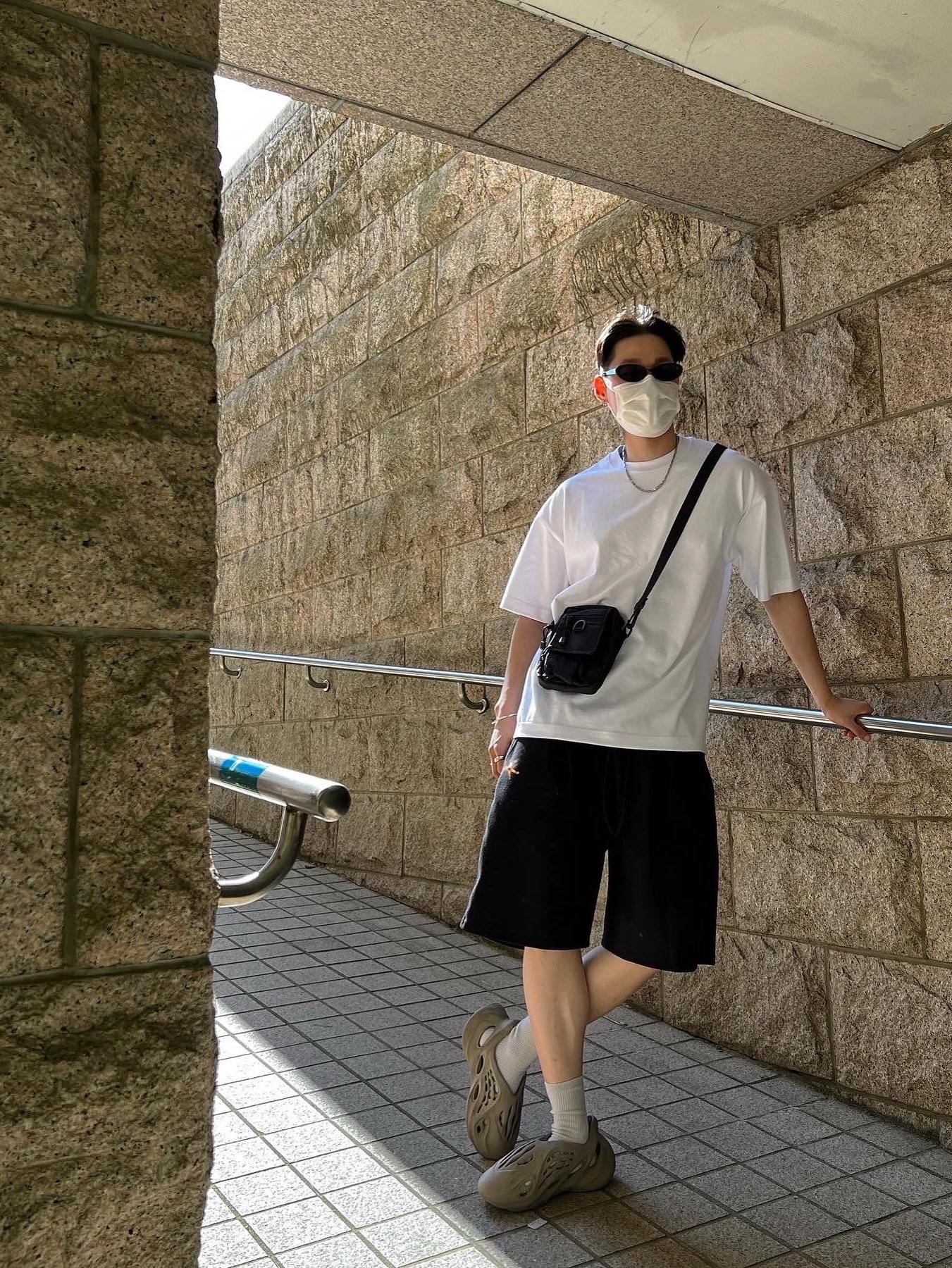 Adidas Yeezy Foam RNNR Stone Sage 착용 스타일 - 2