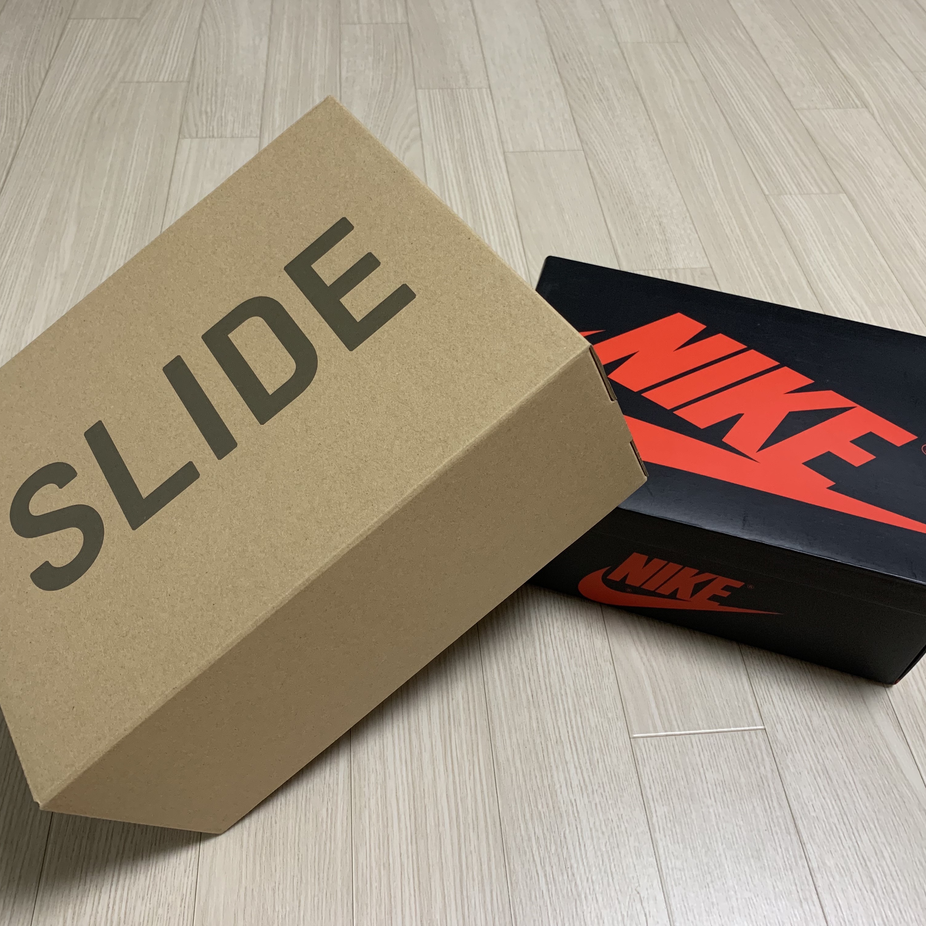 Adidas Yeezy Slide Onyx, Jordan 1 Retro High OG Bleached Coral 착용 스타일 - 2