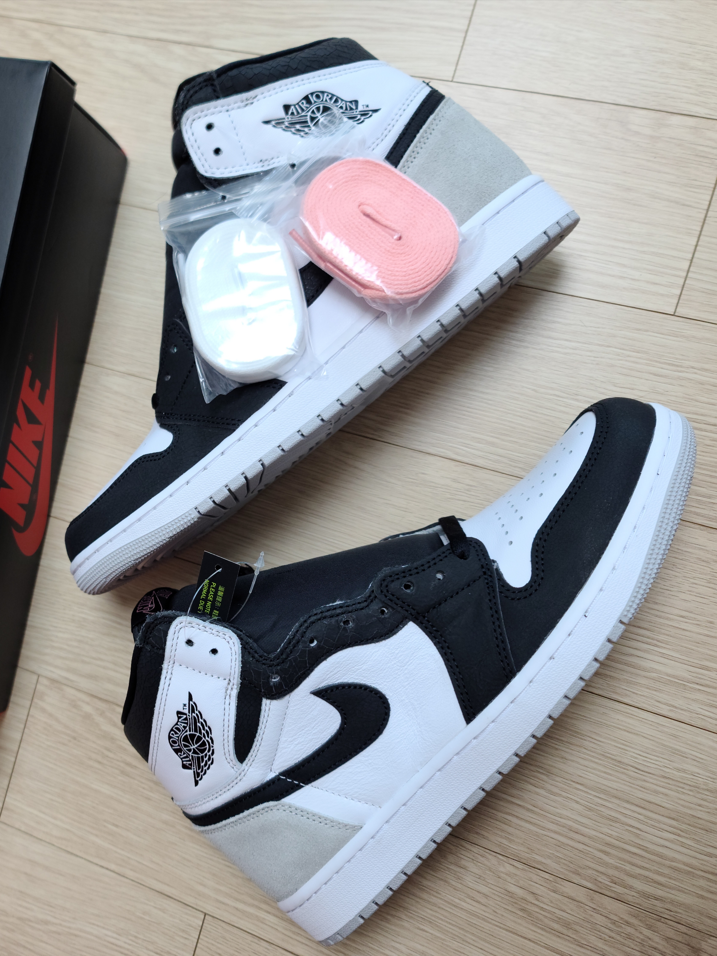Jordan 1 Retro High OG Bleached Coral 착용 스타일 - 1