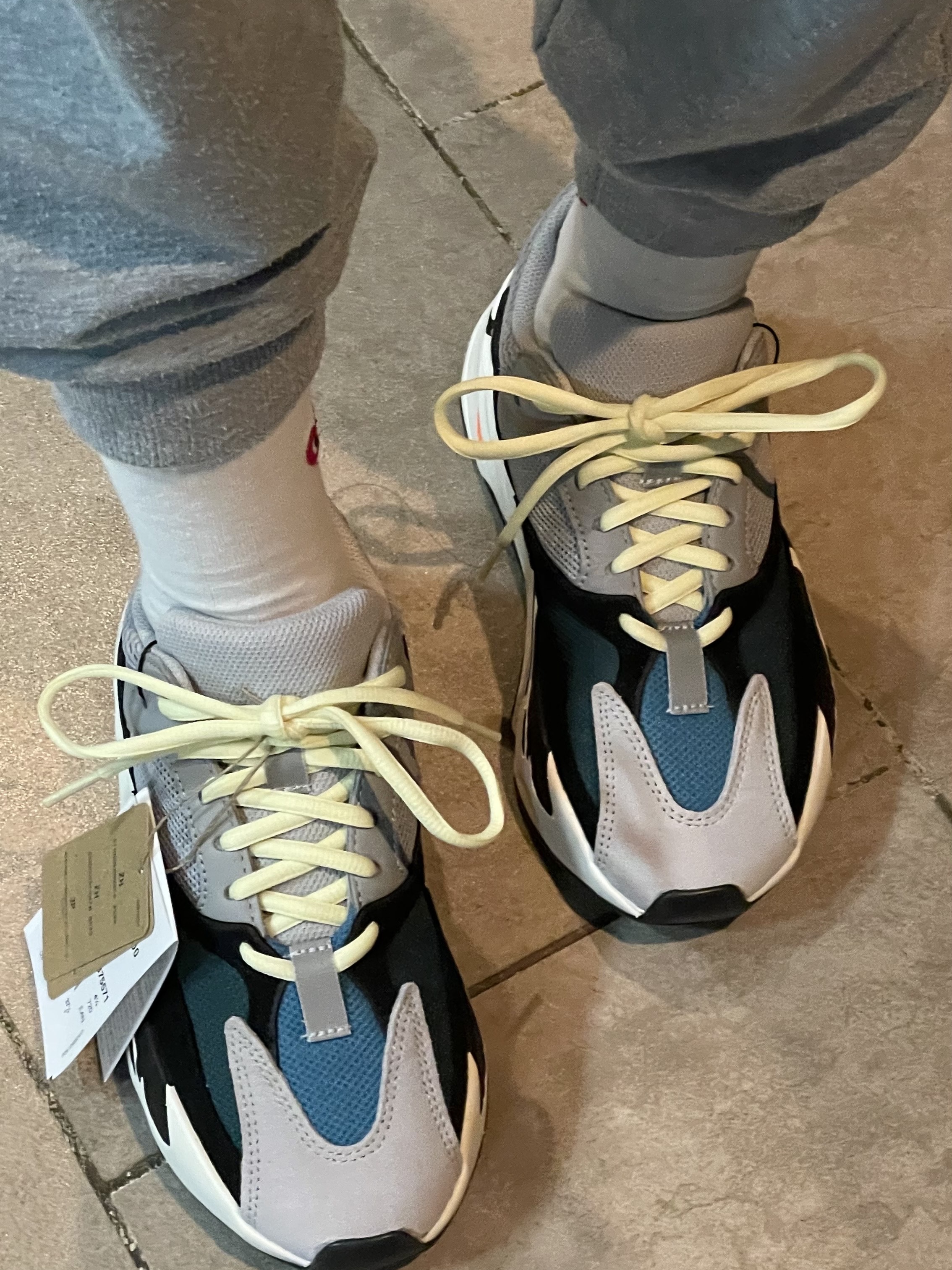 Adidas Yeezy Boost 700 Wave Runner Solid Grey 2021/2022 착용 스타일 - 2