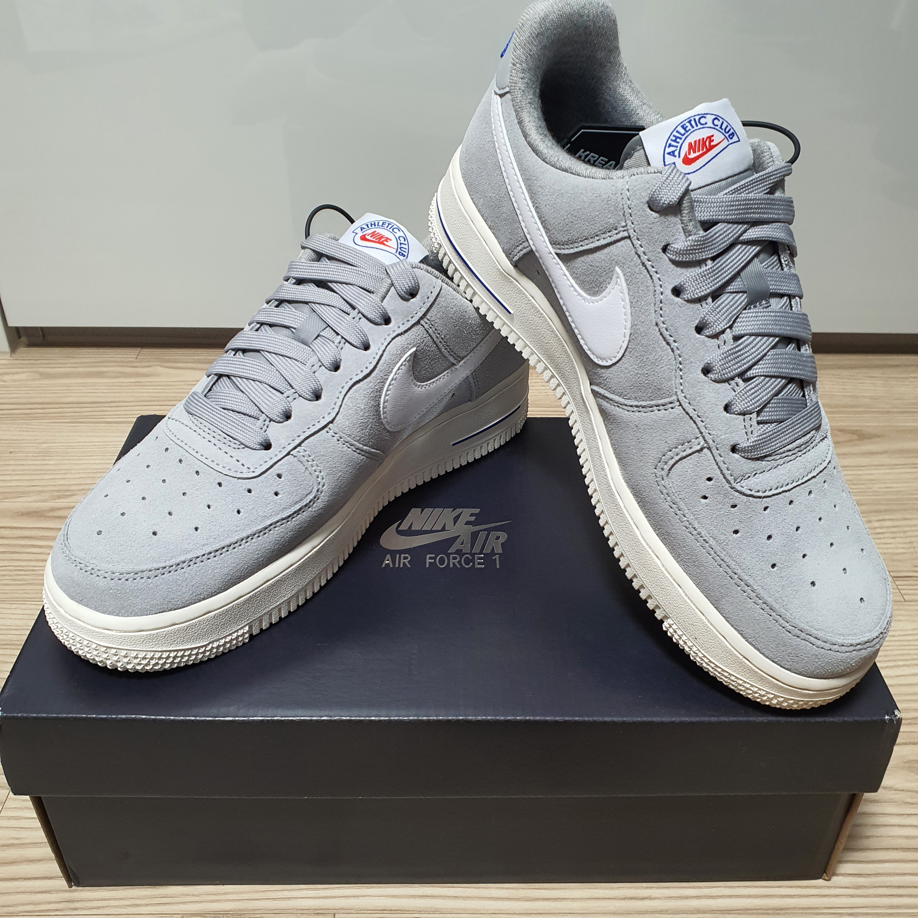 Nike Air Force 1 '07 LX Athletic Club Light Smoke Grey 착용 스타일 - 1
