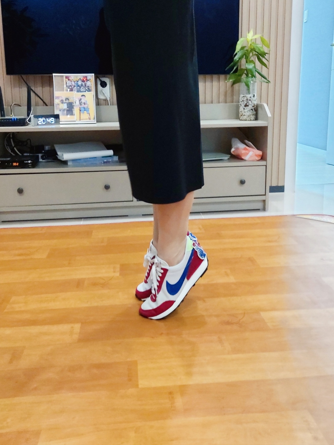 (W) Nike Daybreak Sail Deep Royal Blue Pomegranate 착용 스타일 - 2