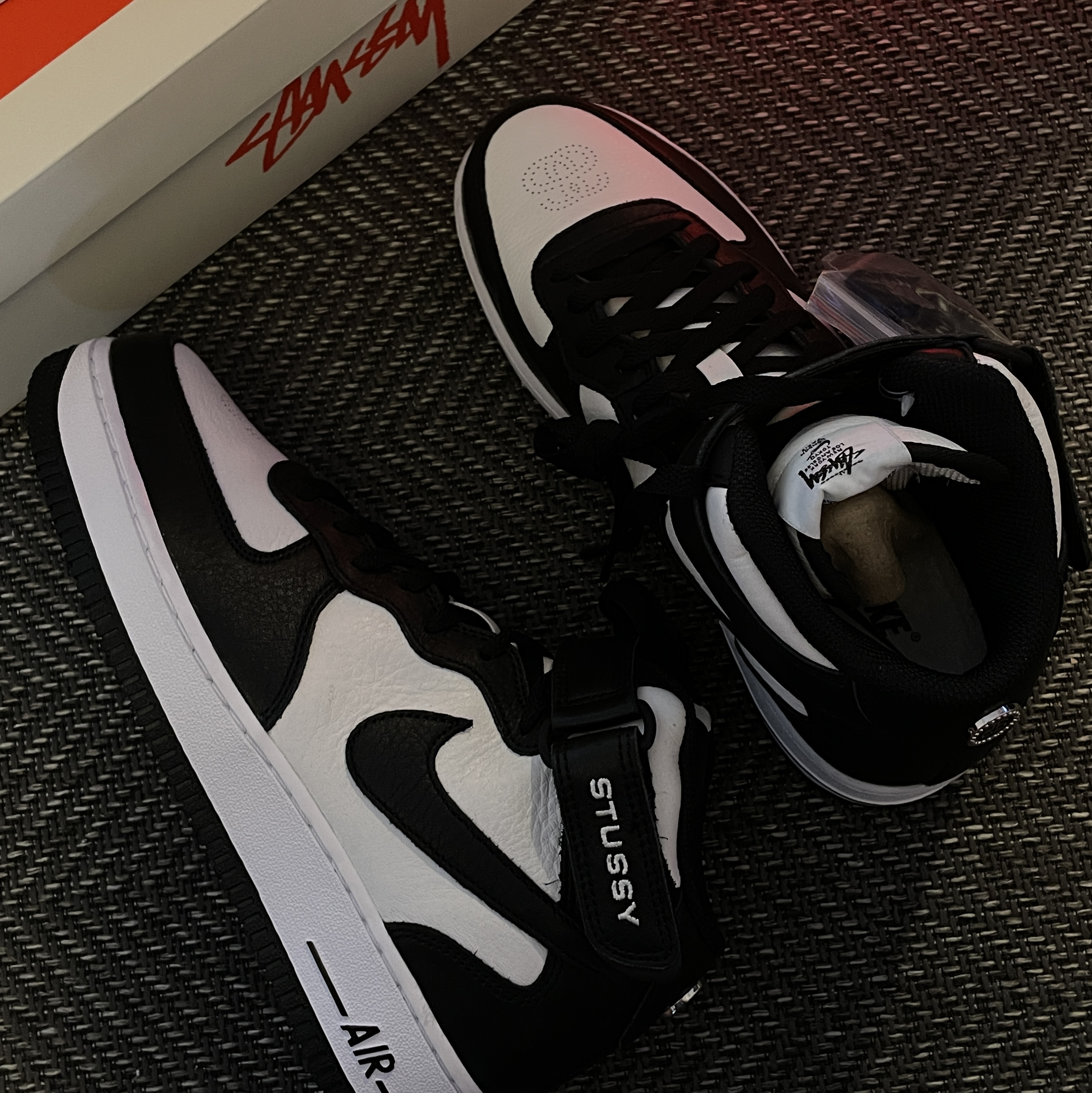 Nike x Stussy Air Force 1 '07 Mid SP Black and Light Bone 착용 스타일 - 1