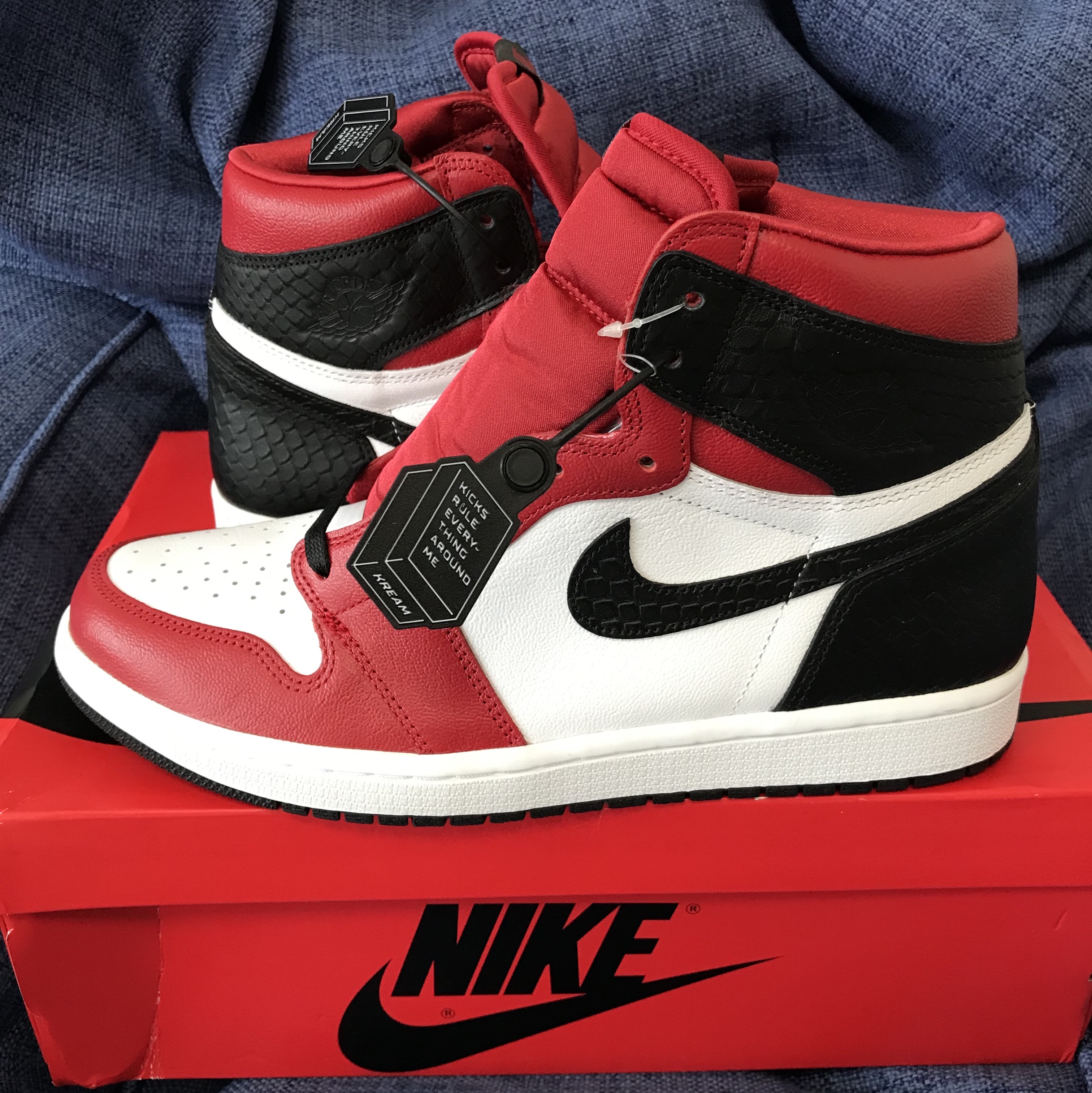 (W) Jordan 1 Retro High Satin Red 착용 스타일