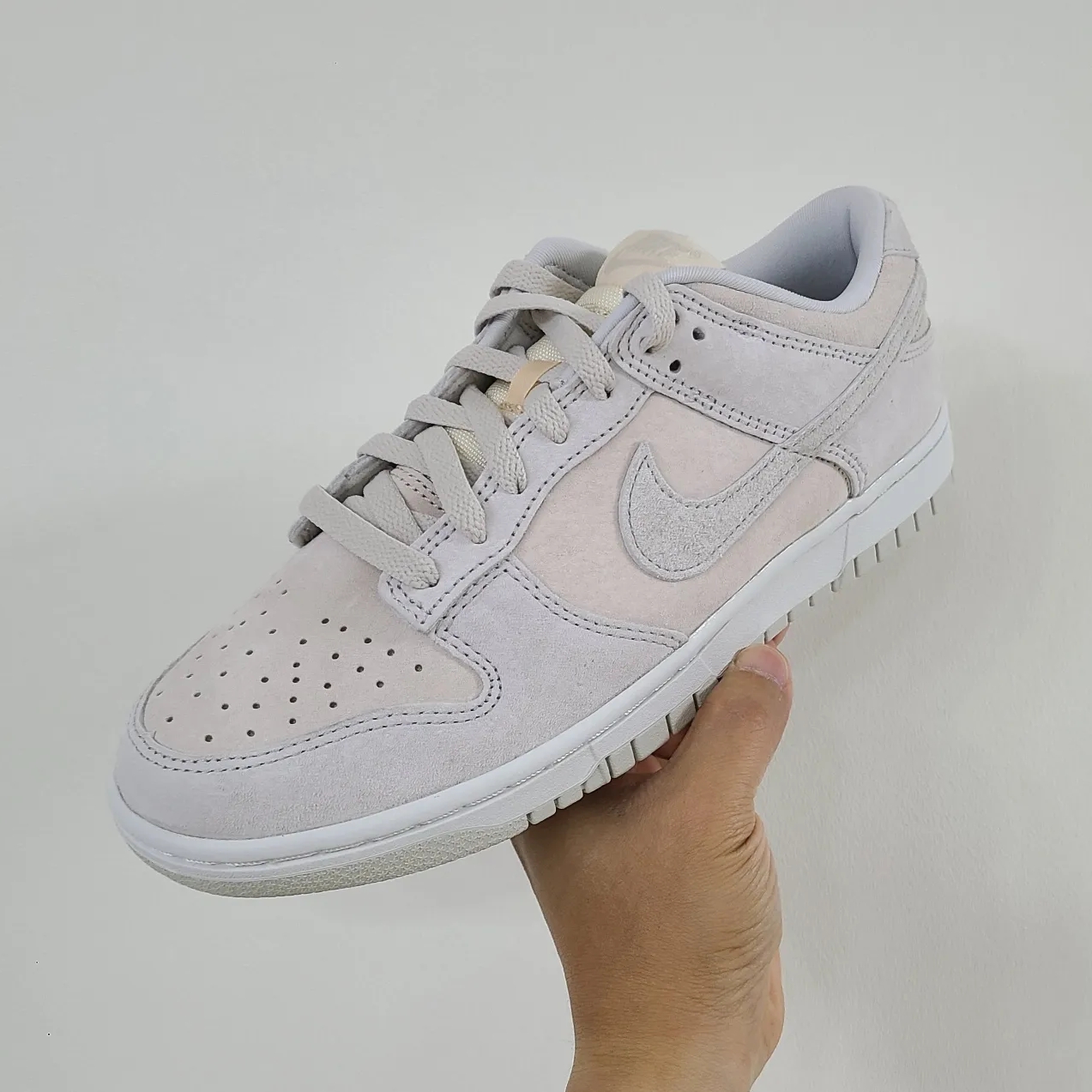 Nike Dunk Low Retro PRM Vast Grey 착용 스타일 - 1