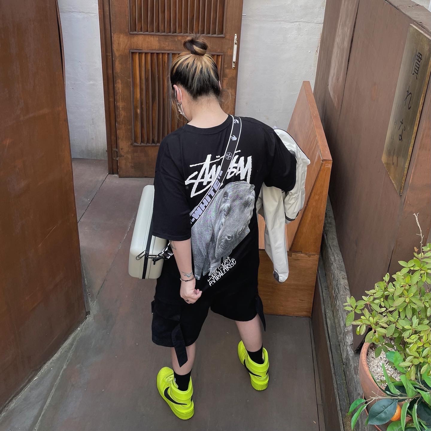 Stussy Livin' Large T-Shirt Black, Off-White x Amore Pacific Protection Box (Without Cosmetics) 착용 스타일 - 1