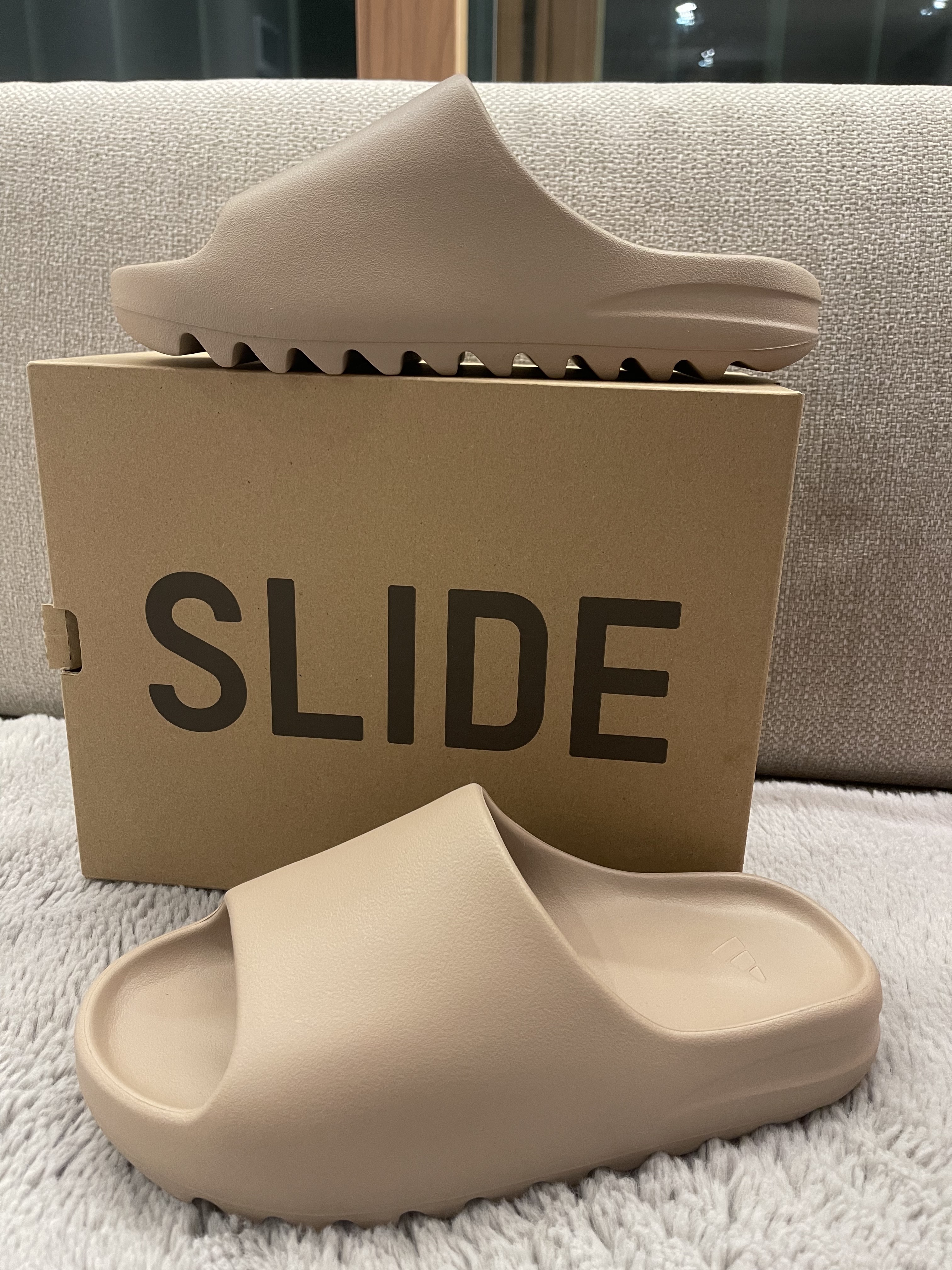 Adidas Yeezy Slide Pure - Re-Release Ver. 착용 스타일 - 1