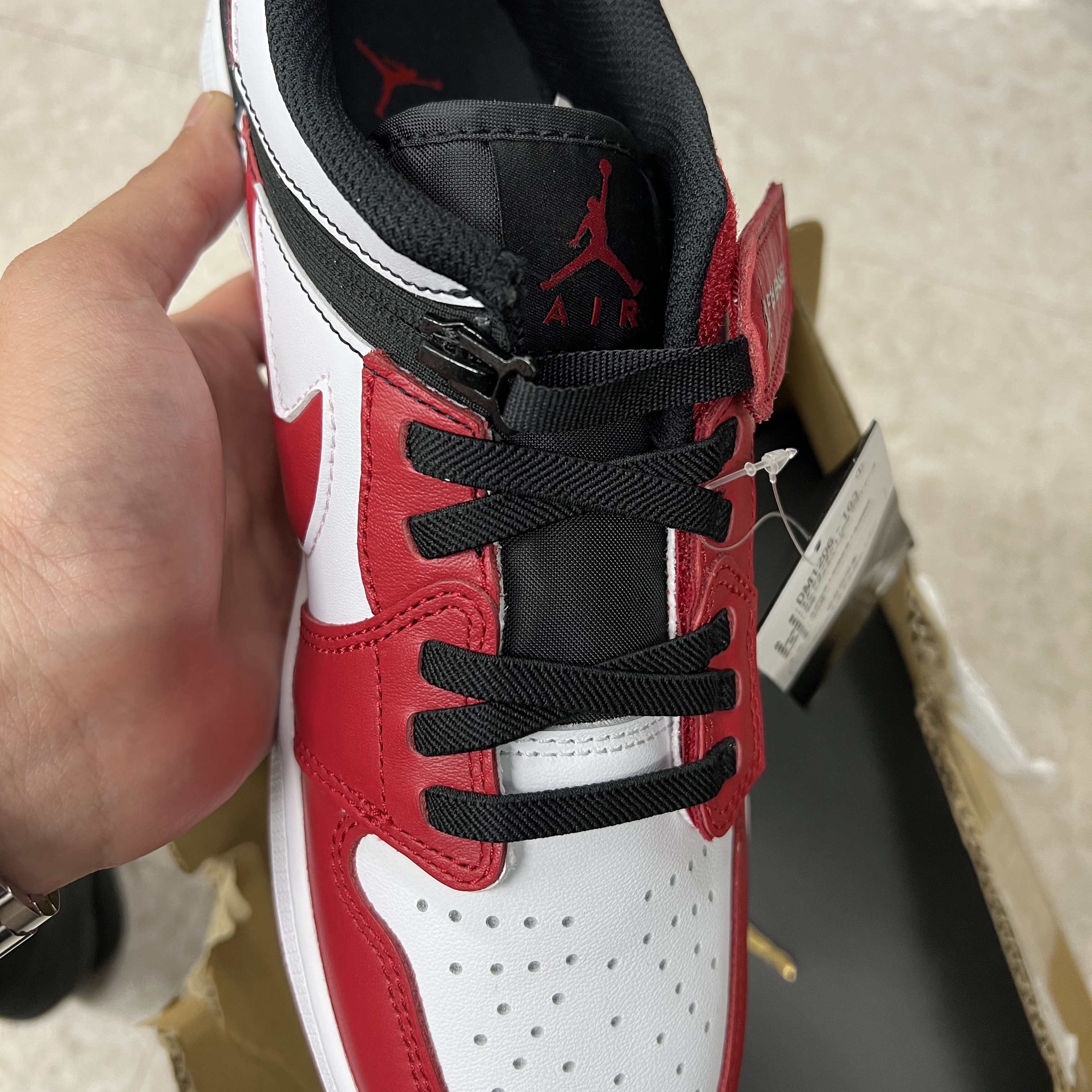 Jordan 1 Low Flyease Gym Red and Black 착용 스타일 - 1
