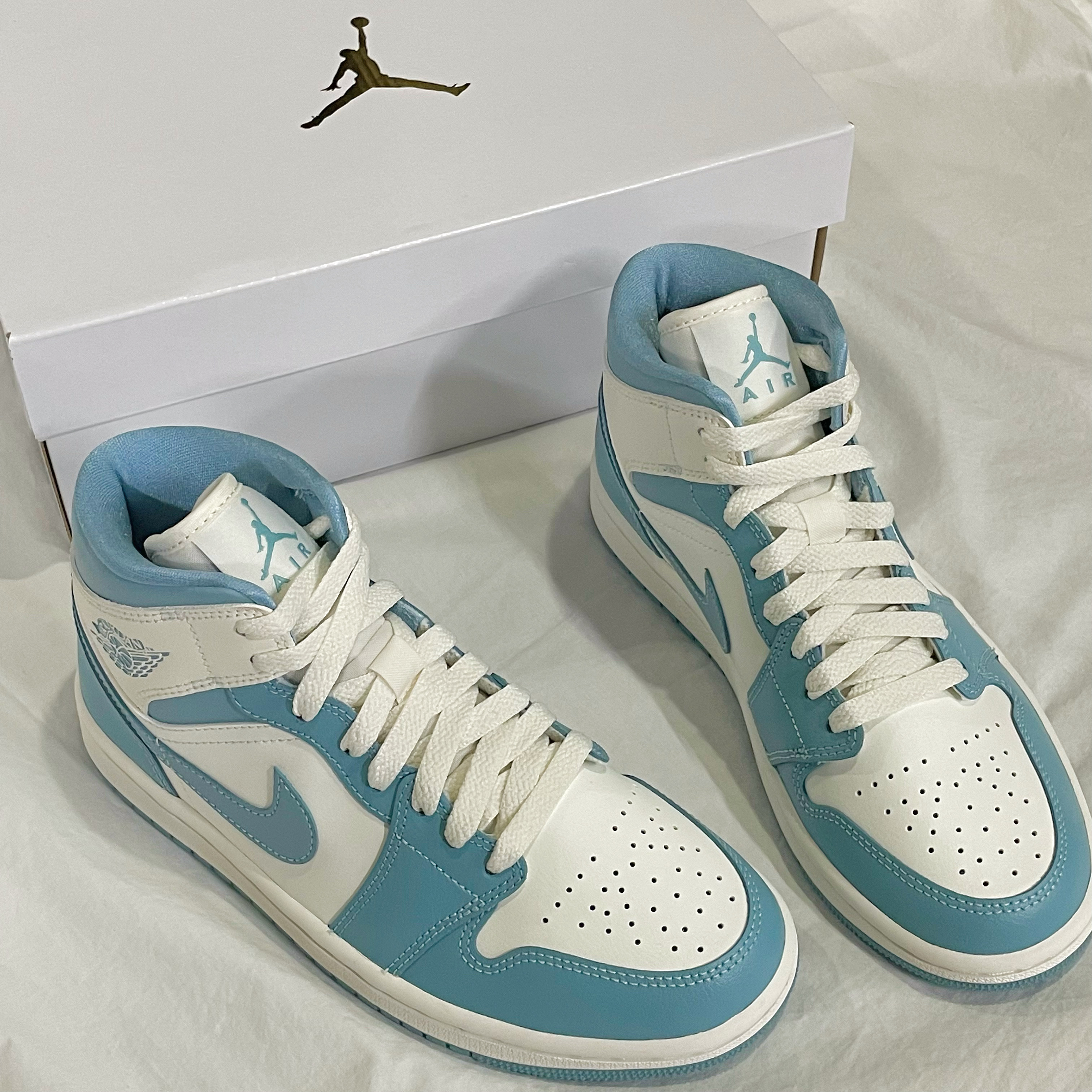 (W) Jordan 1 Mid Sail and Worn Blue 착용 스타일
